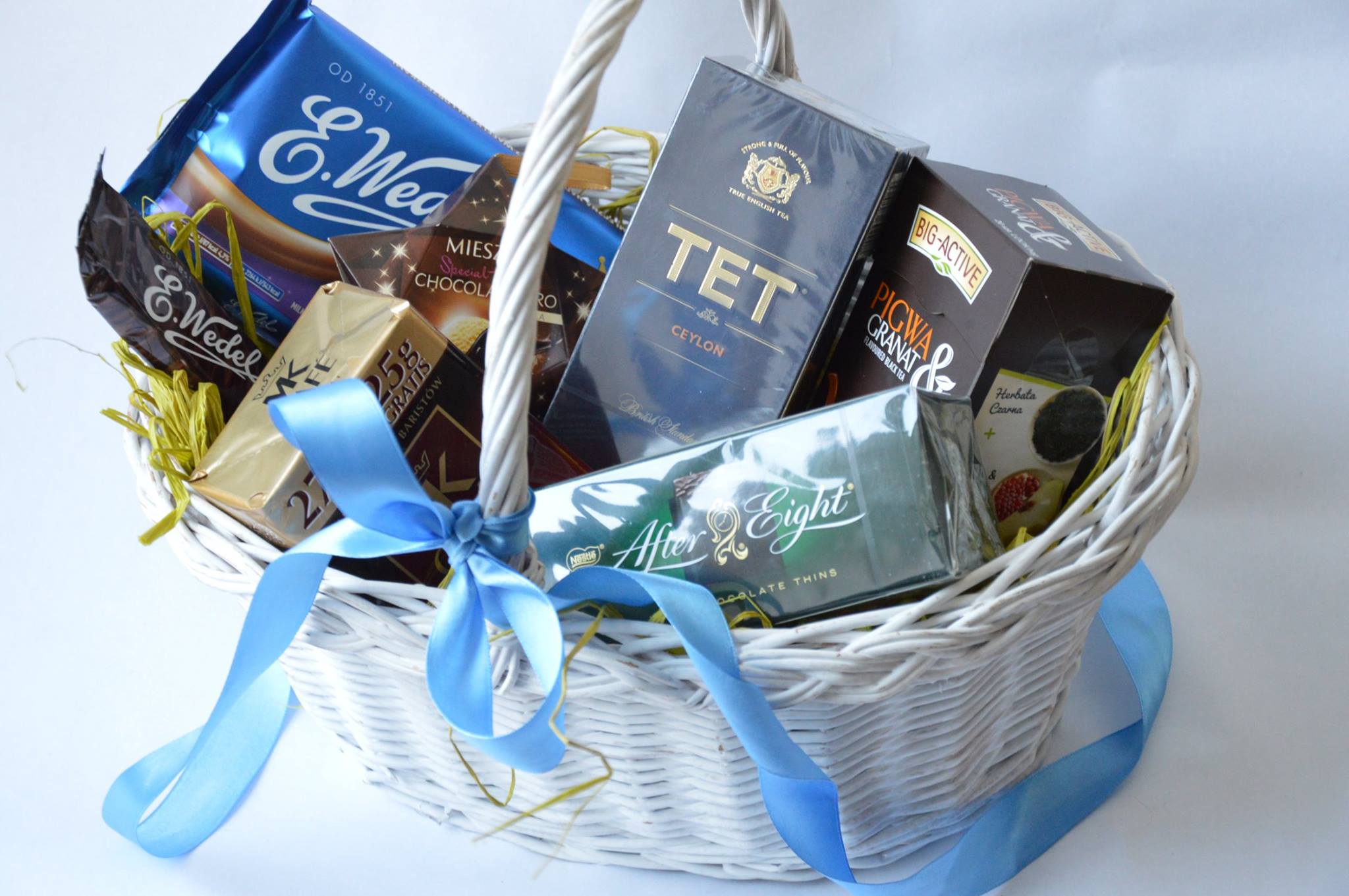 Elegancki koszyk upominkowy- KOSZ wiklinowy biały Materiał wykonania wiklina