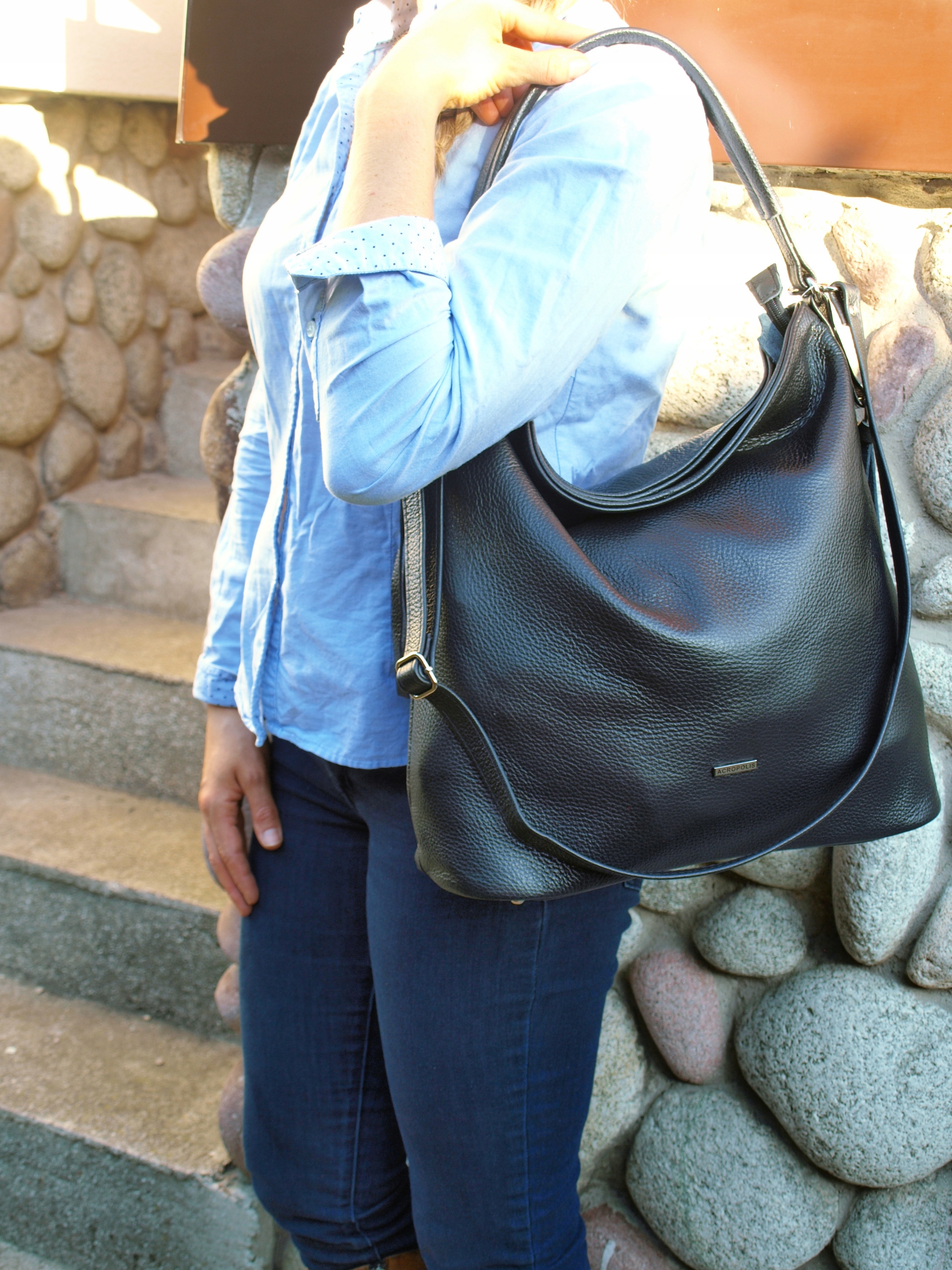 SKÓRZANA TOREBKA WOREK LISTONOSZKA CZARNA SKÓRA Kolor czarny