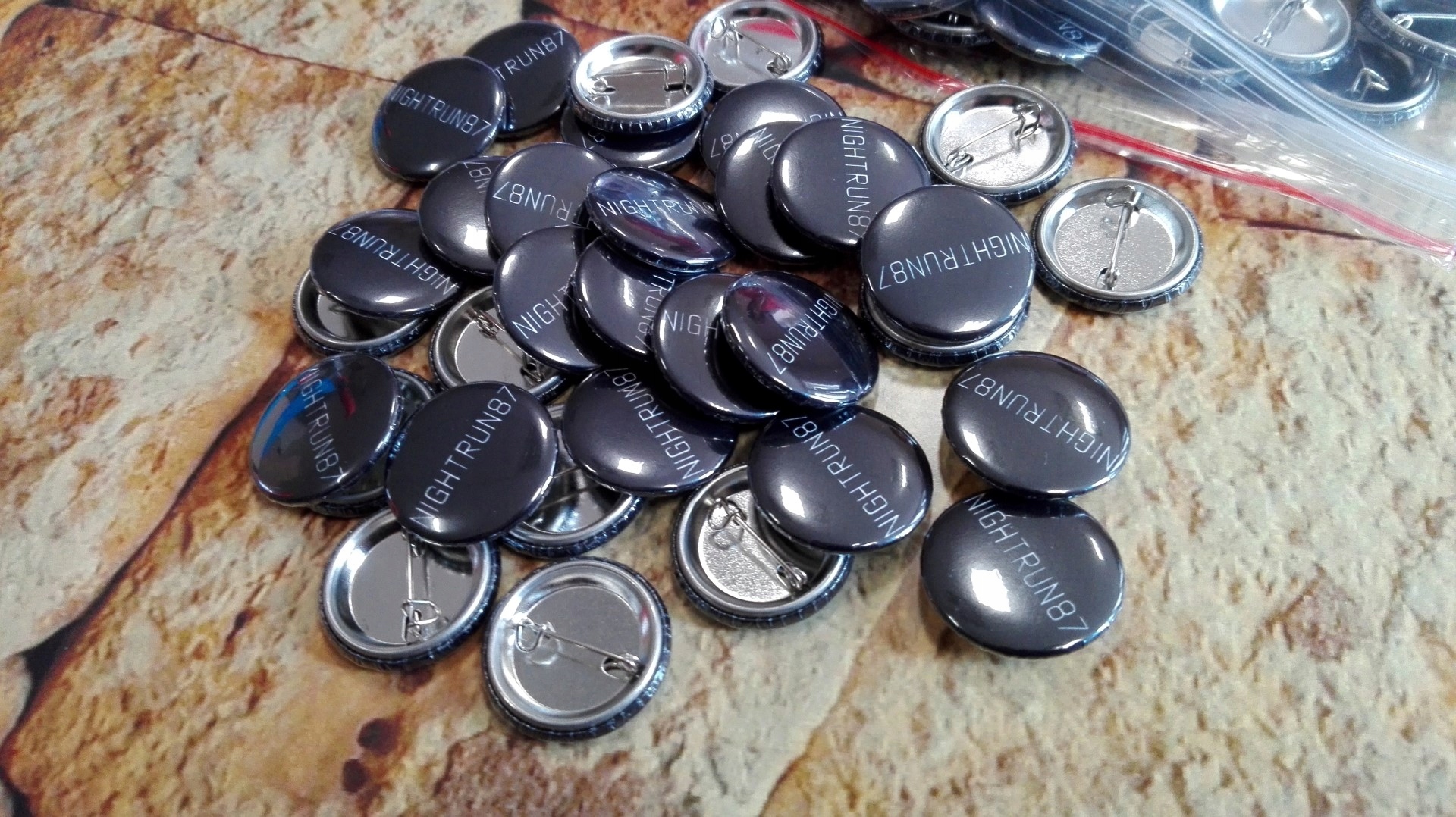 Przypinki Badziki Butony Buttony 58mm 100szt Średnica 5.8 cm