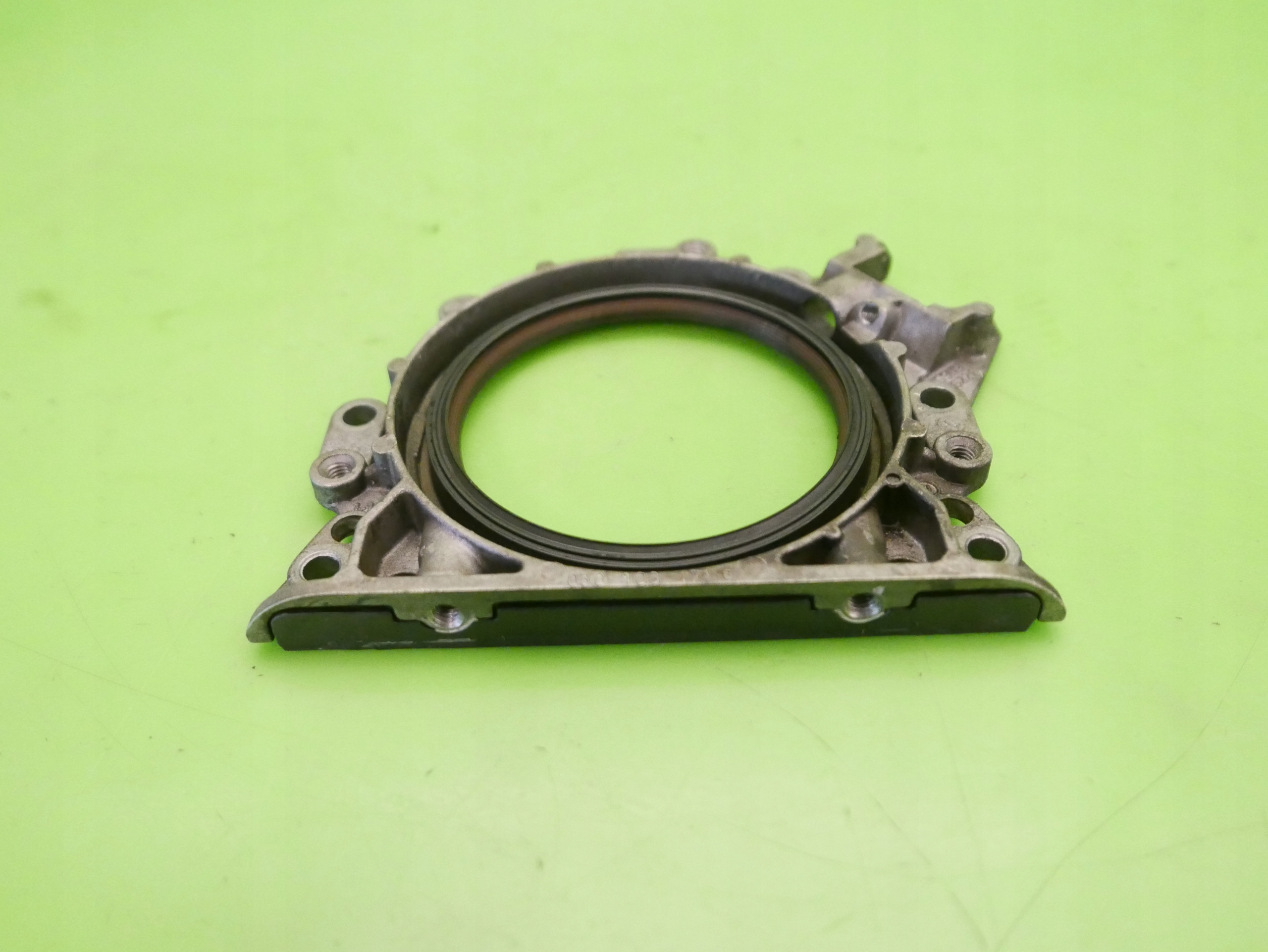 OBUDOWA USZCZELNIACZA WAŁU VW POLO III 6N2 1.4 8V Jakość części (zgodnie z GVO) O - oryginał z logo producenta pojazdu (OE)