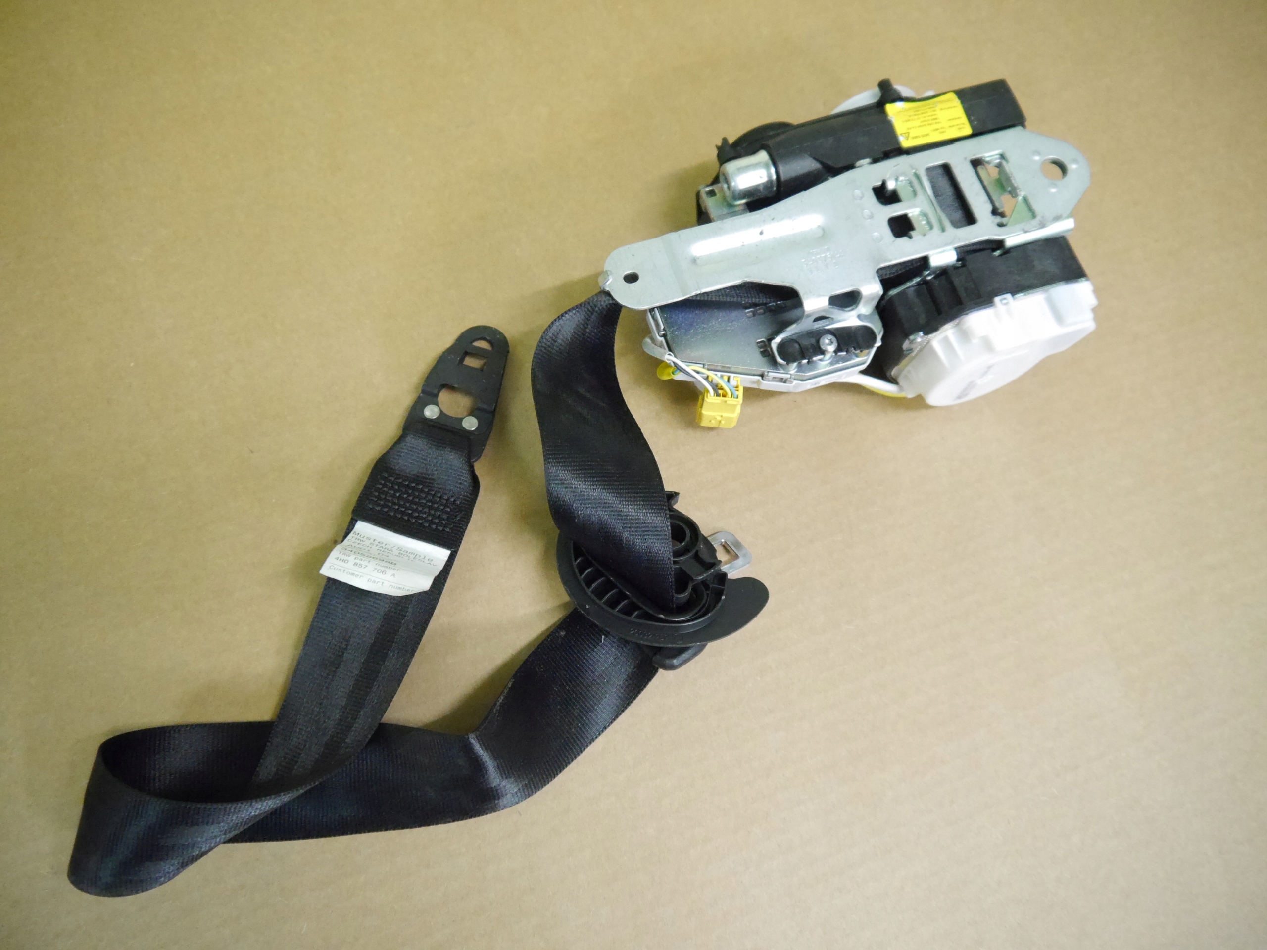 AUDI A8 D4 PAS BEZPIECZENSTWA PRZOD 4H0857706A Part number 4H0857706A