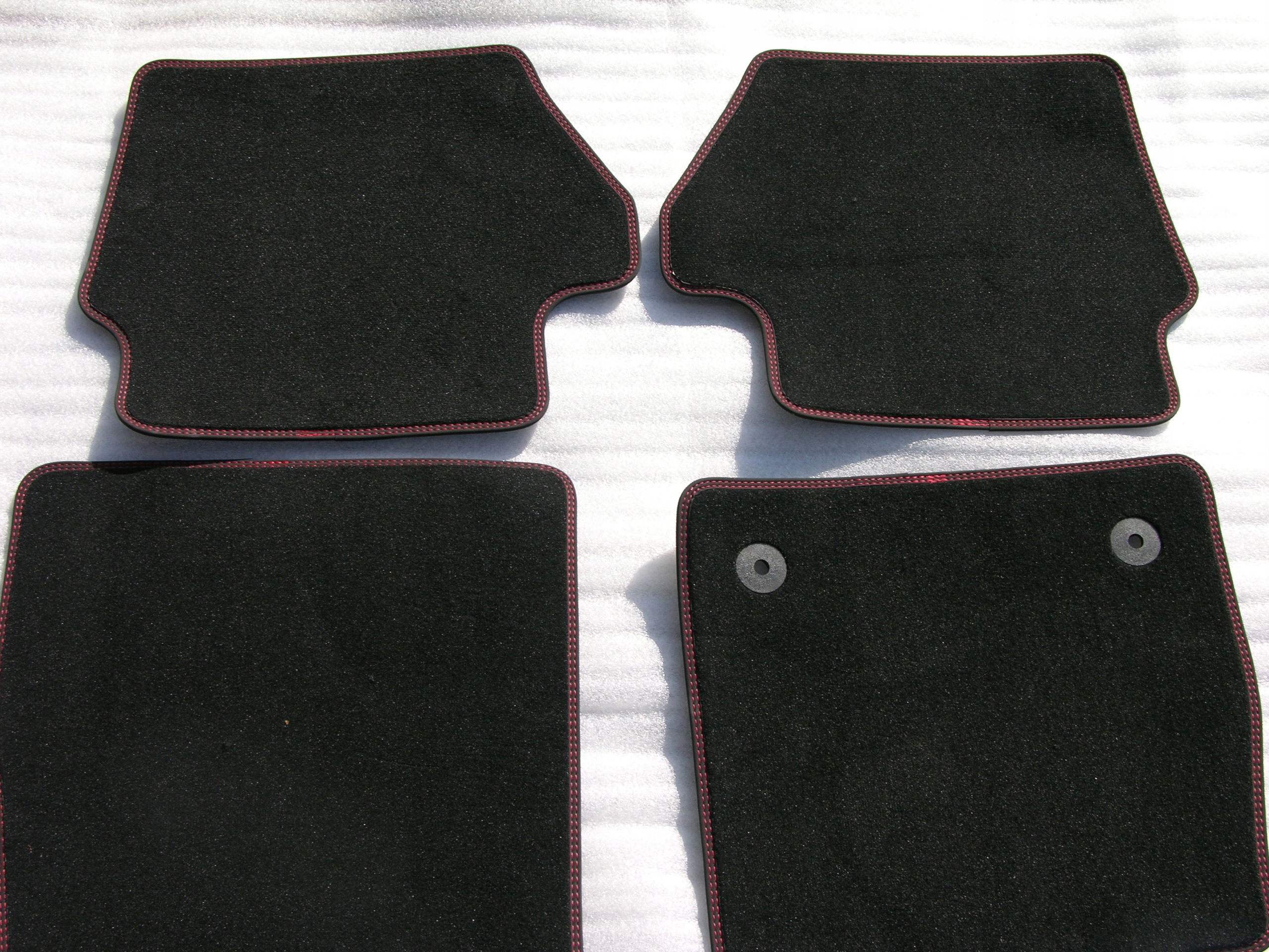 FORD FIESTA MK8 3 DRZWI DYWANIKI WELUROWE ORYGINAL Liczba elementow 4