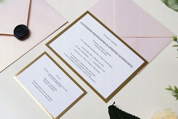 ZŁOTE ZAPROSZENIA ŚLUBNE Z OPASKĄ ELEGANCKIE Kształt prostokątny