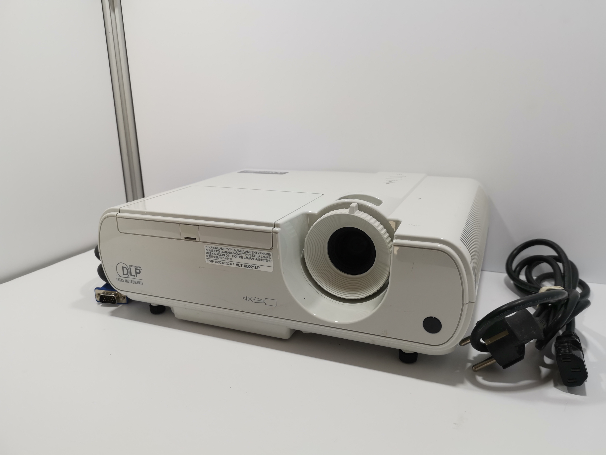 PROJEKTOR RZUTNIK MITSUBISHI XD221U hdmi 2300lm Żywotność lampy w trybie ekonomicznym 10000 h