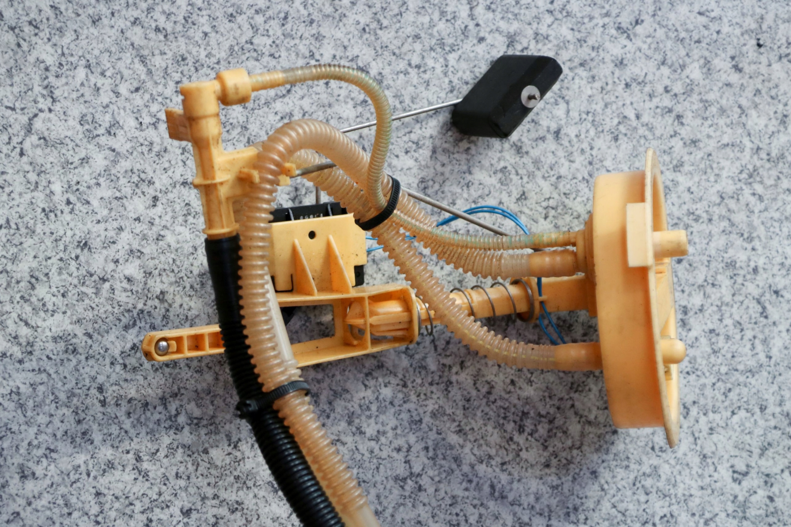 BMW E87 E90 2.0d snimač razine goriva 7190944