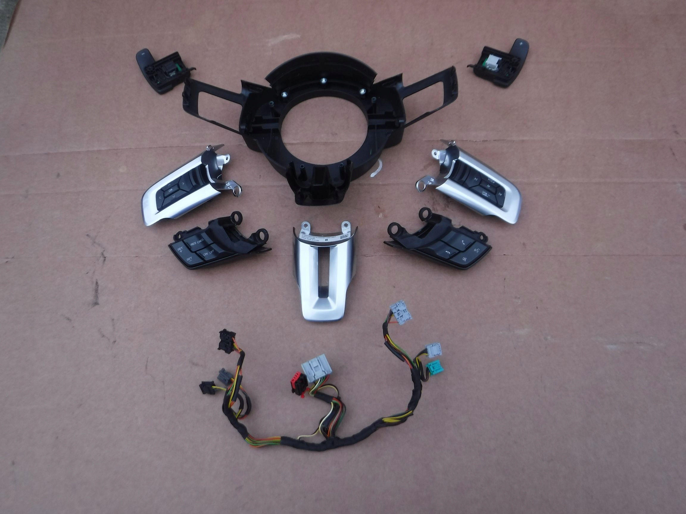 PRZYCISK W KIEROWNICE FORD MUSTANG VI USA AUTOMAT