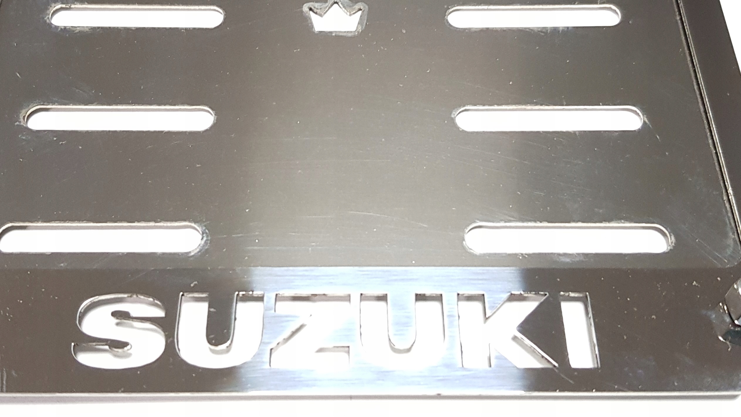 RAMKA TABLICY REJESTRACYJNEJ MOTOCYKLA SUZUKI Producent inny