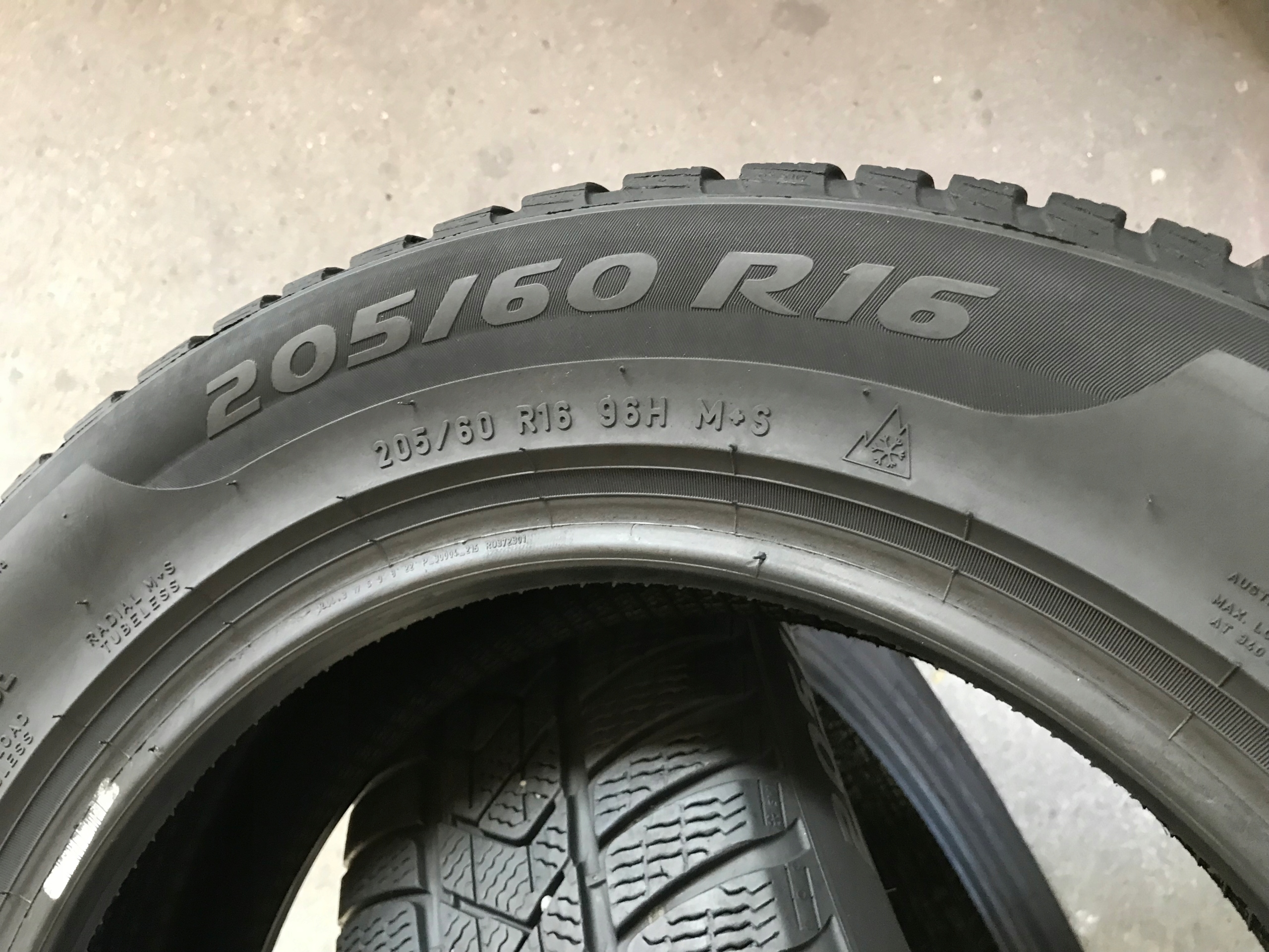 2 tyres winter 205/60R16 Pirelli SOTTOZERO 3 SEAL