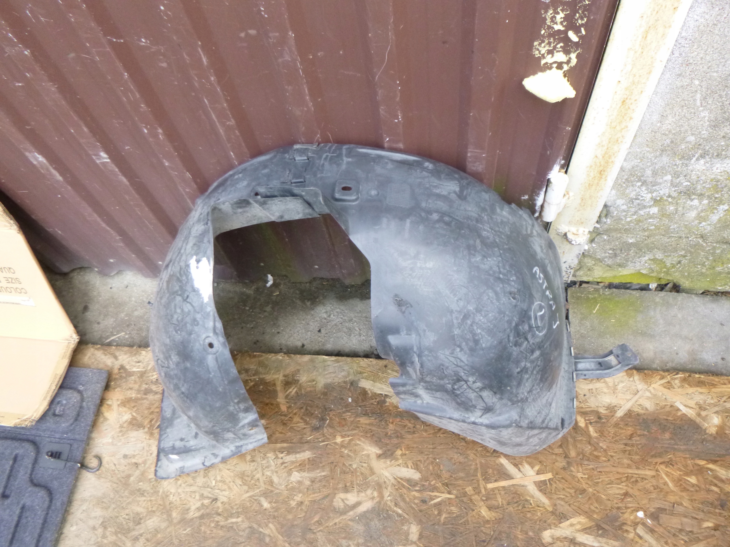 подкрылки левая передняя opel Astra J