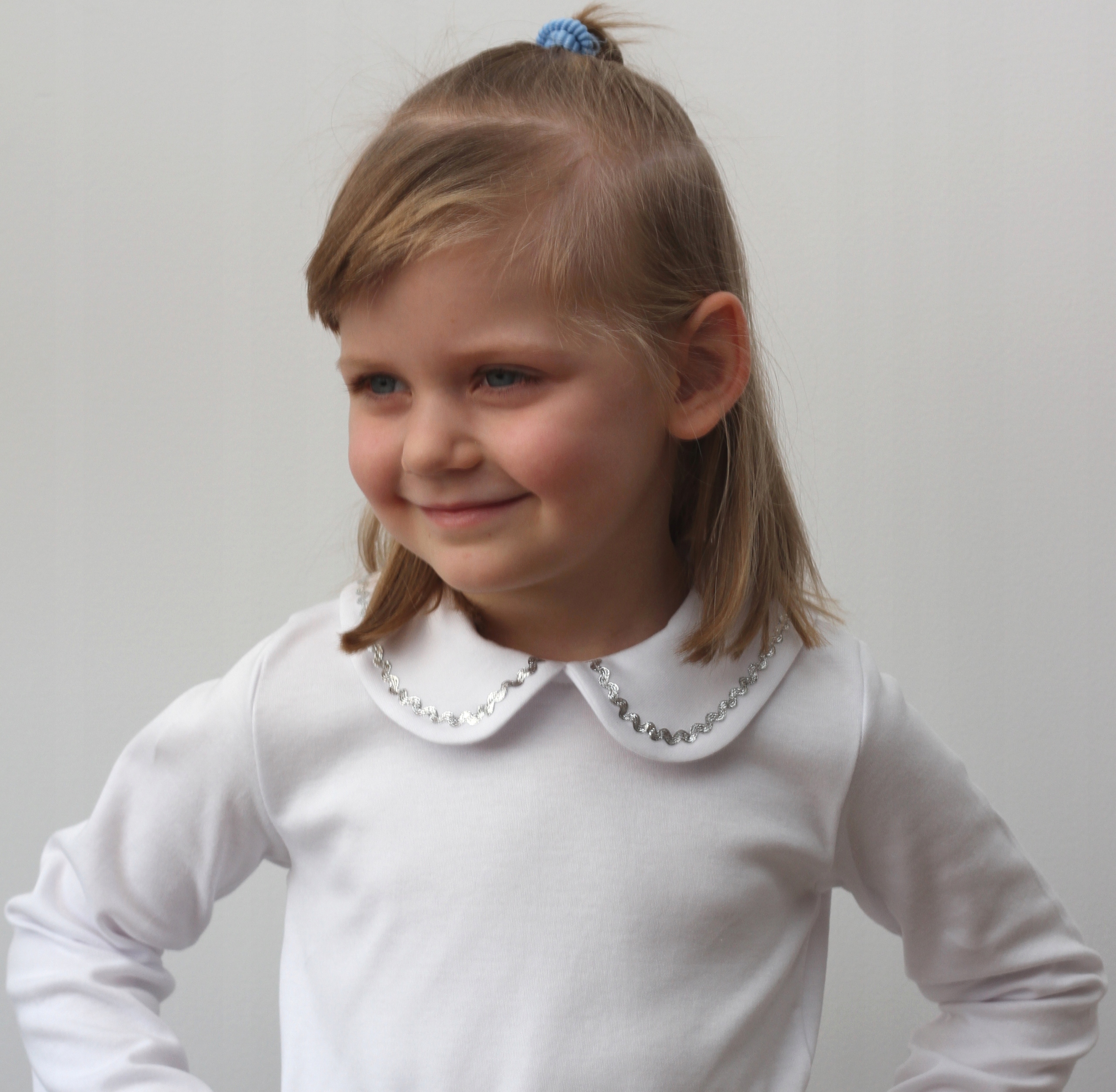 BLUZKA BIAŁA Z KOŁNIERZYKIEM PROSTY RĘKAW ROZ. 128 Szerokość pod pachami 32 cm