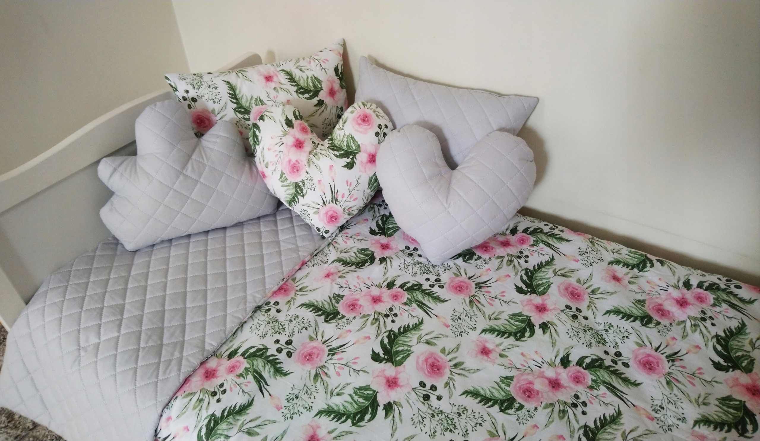 Narzuta 160 cm z pomponami łóżko dziecięce +GRATIS Rodzaj bawełniana