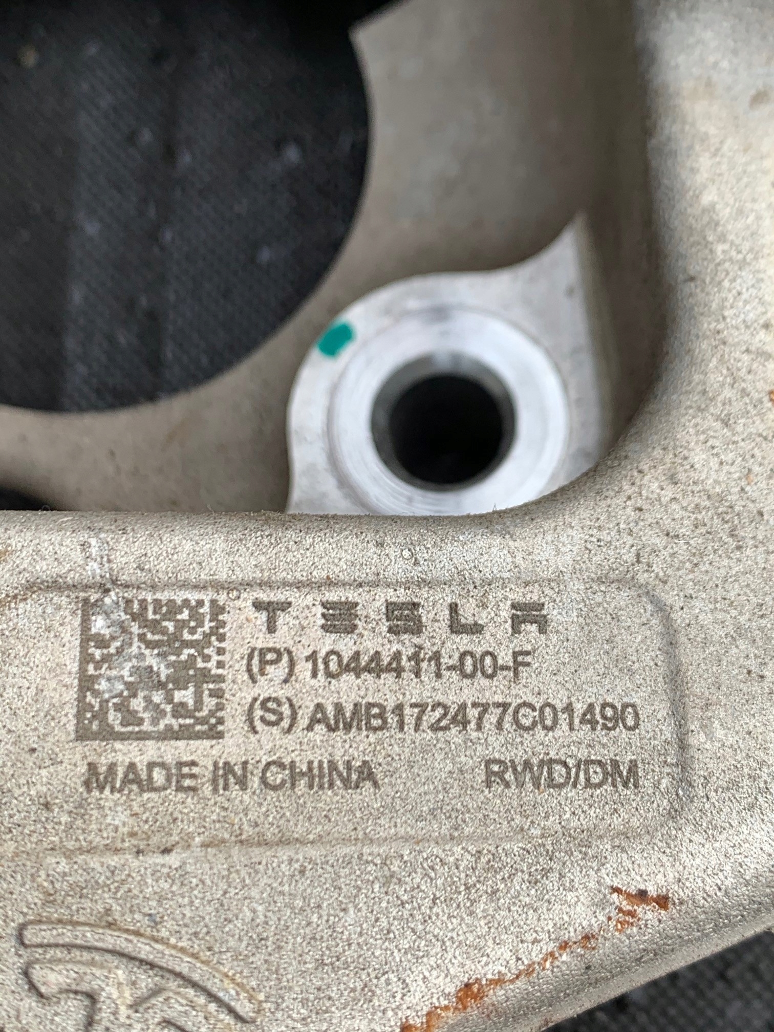 Tesla Model 3 tylna lewa zwrotnica 1044411-00-F Strona zabudowy tylne lewe