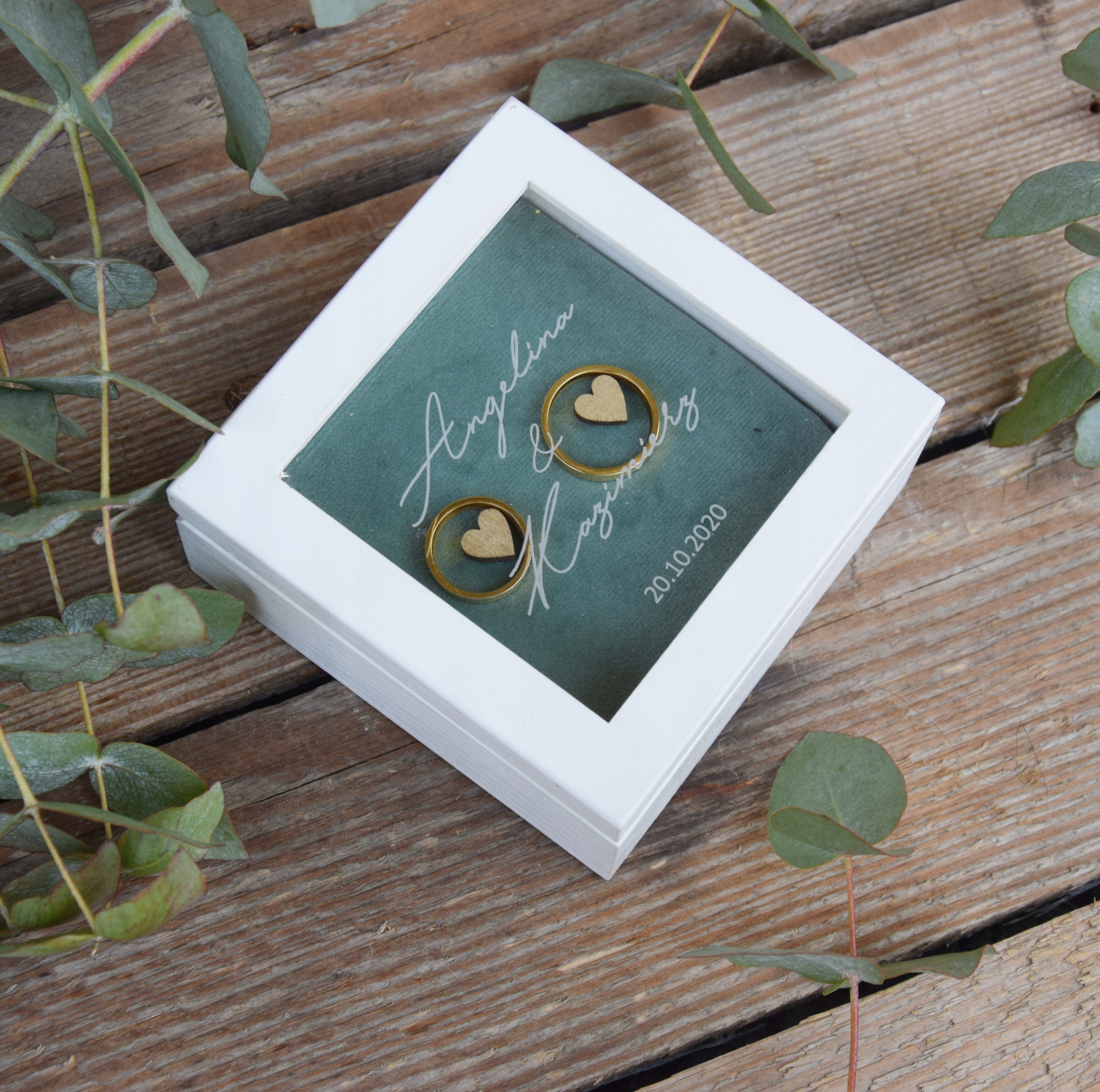 BIAŁE PUDEŁKO NA OBRĄCZKI z grawerem eukaliptus Kolor dominujący biały