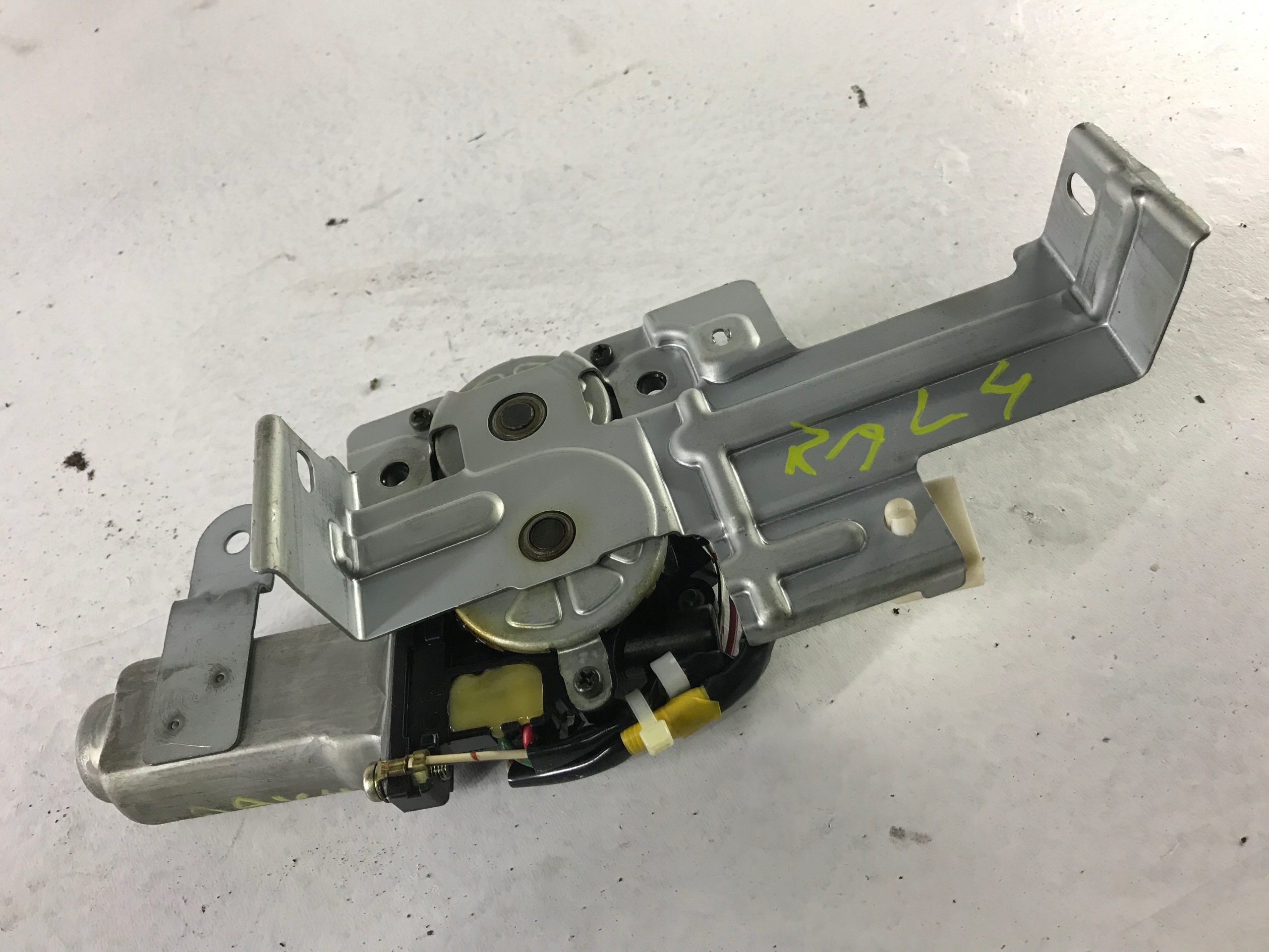 SILNICZEK SZYBERDACHU 85730-33010 TOYOTA RAV4 II Producent części Toyota OE