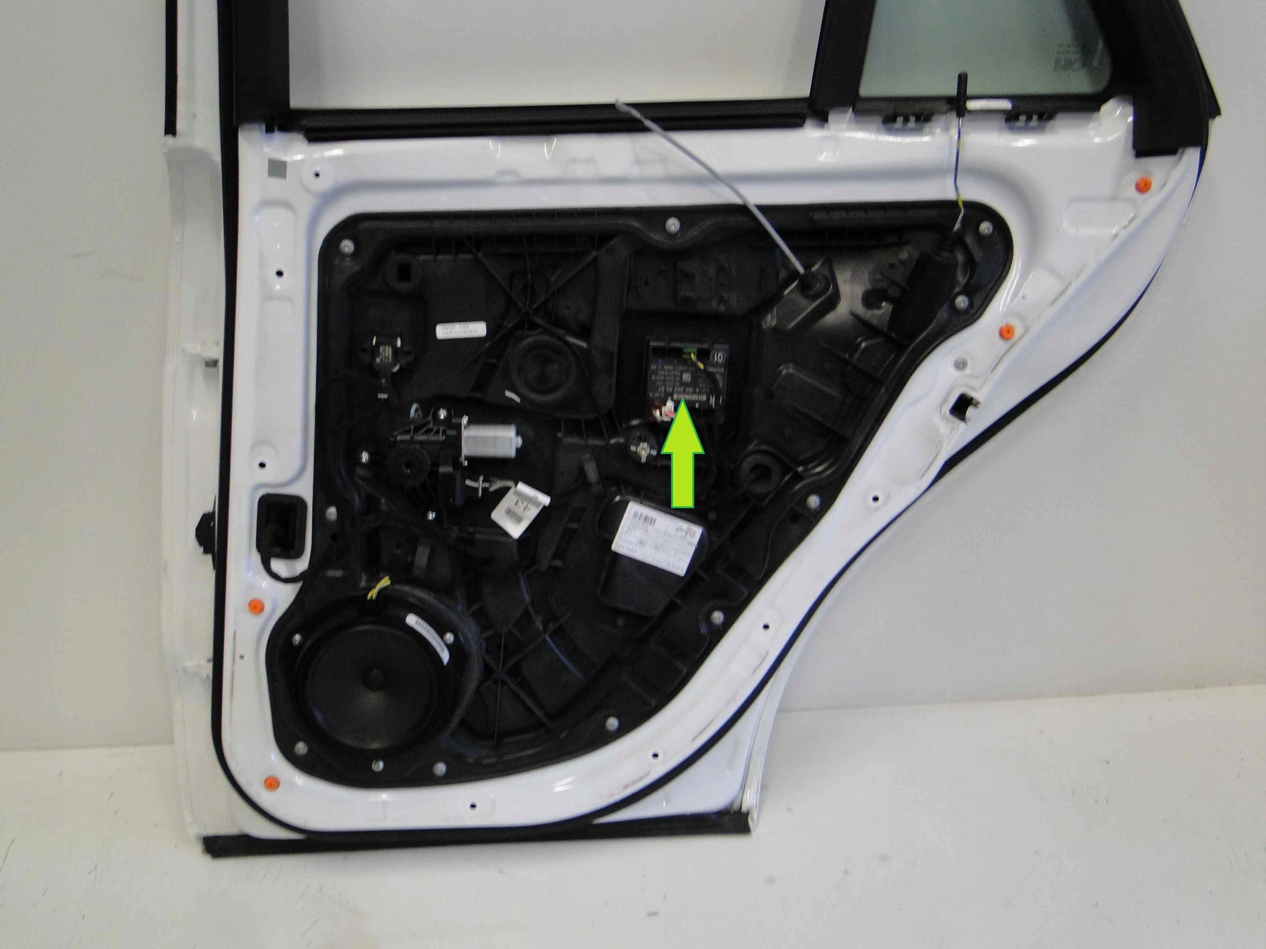 MERCEDES GLE W166 166 MODUŁ W DRZWI PRAWE TYLNE Strona zabudowy tył - prawa