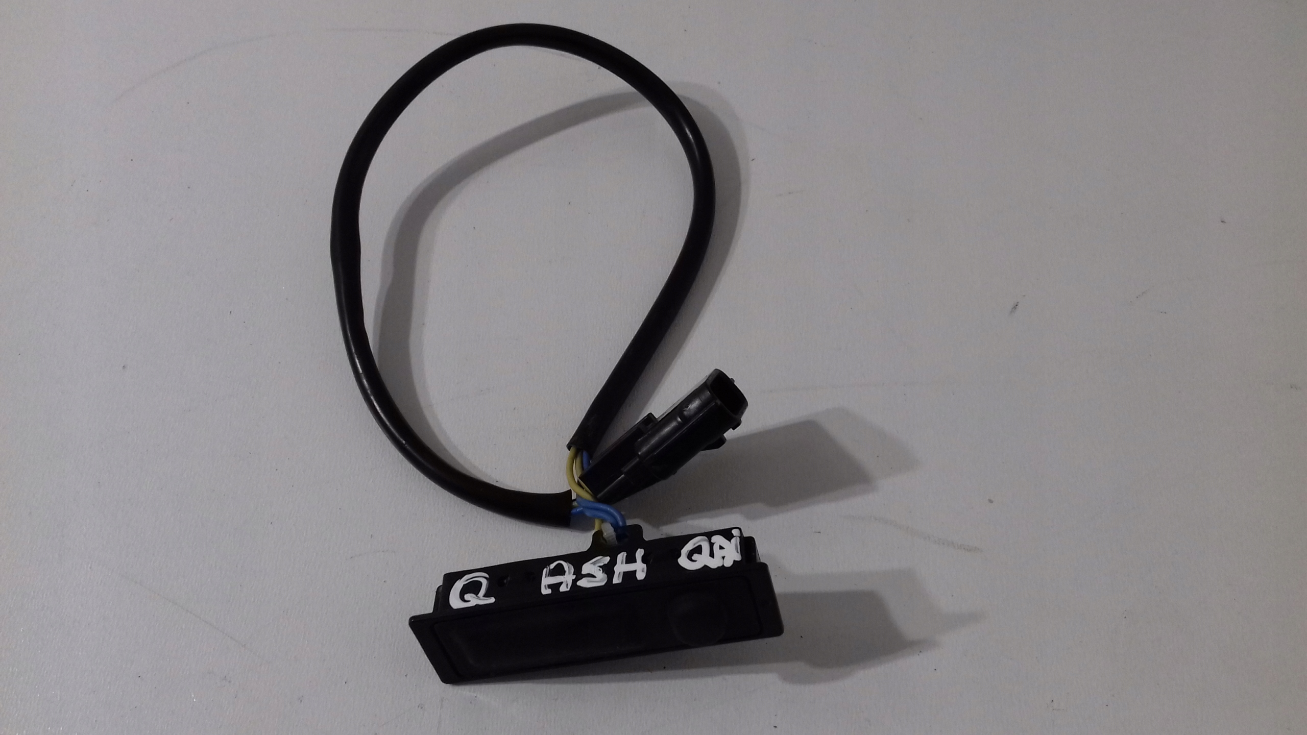 NISSAN QASHQAI 2013-кнопка відкривання люка