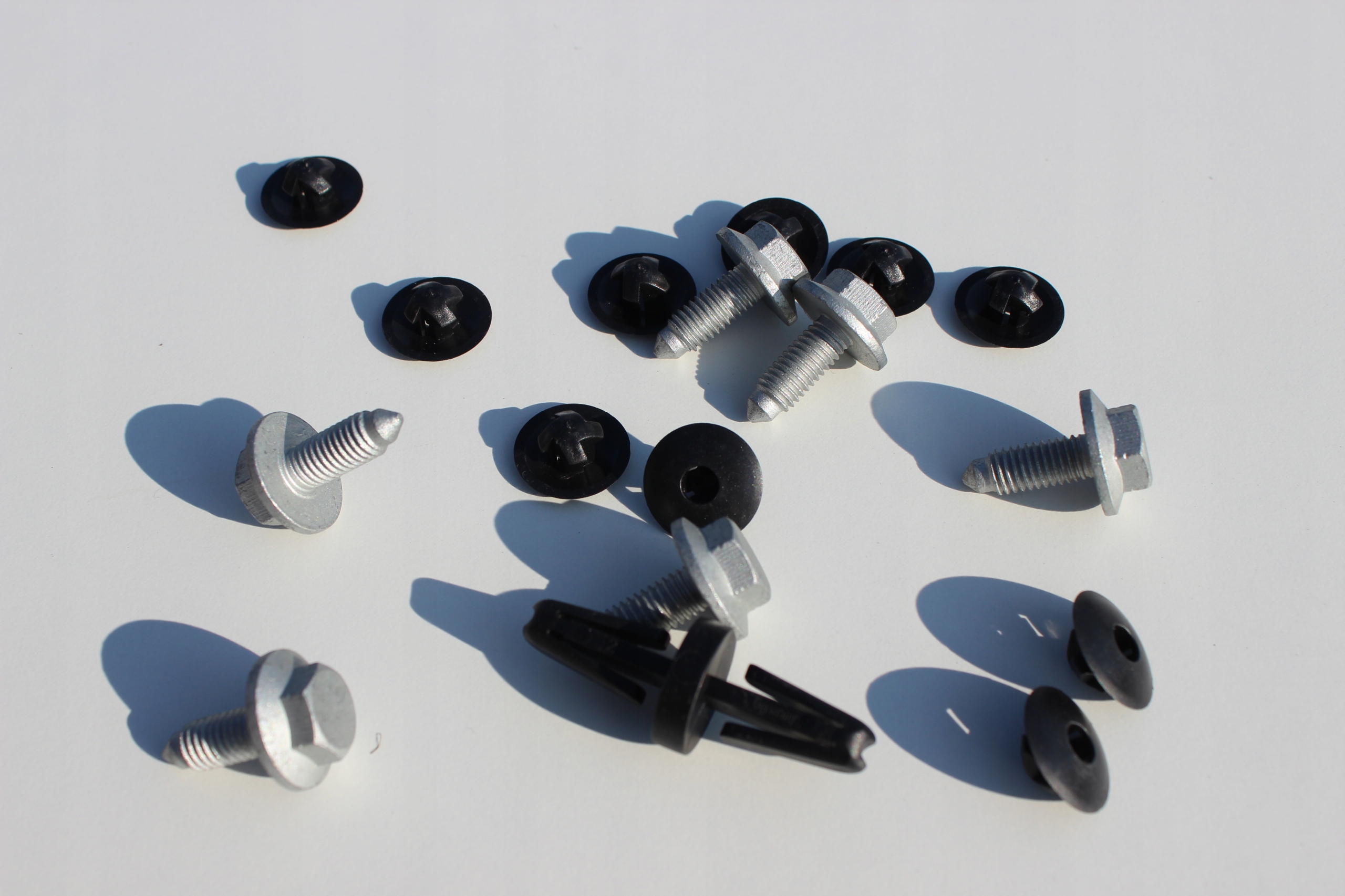 SPINKI ŚRUBY OSŁONY SILNIKA VOLKSWAGEN T 5