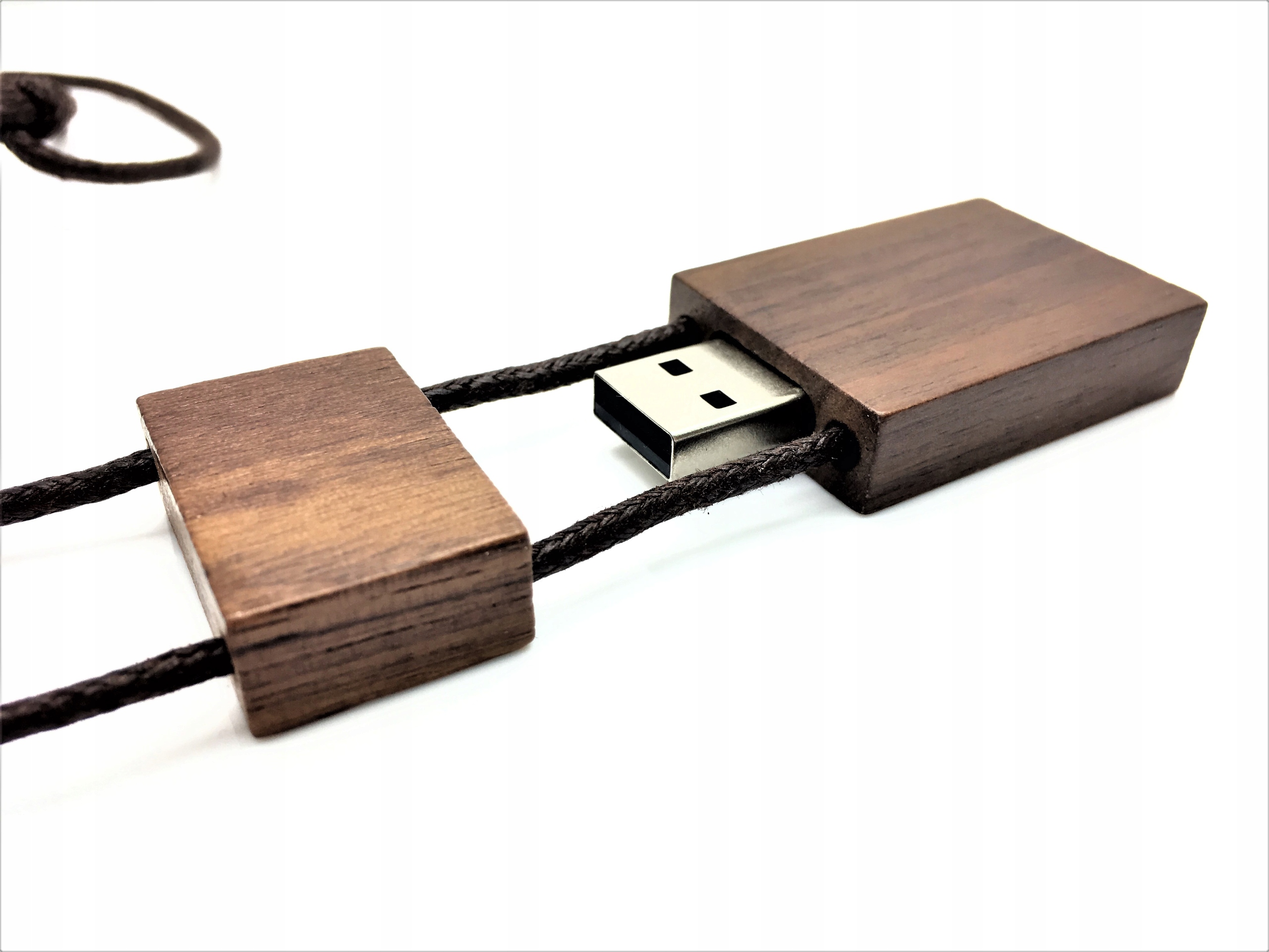 Pendrive drewniany 8 GB ze sznurkiem + GRAWER Marka MemoRabbit
