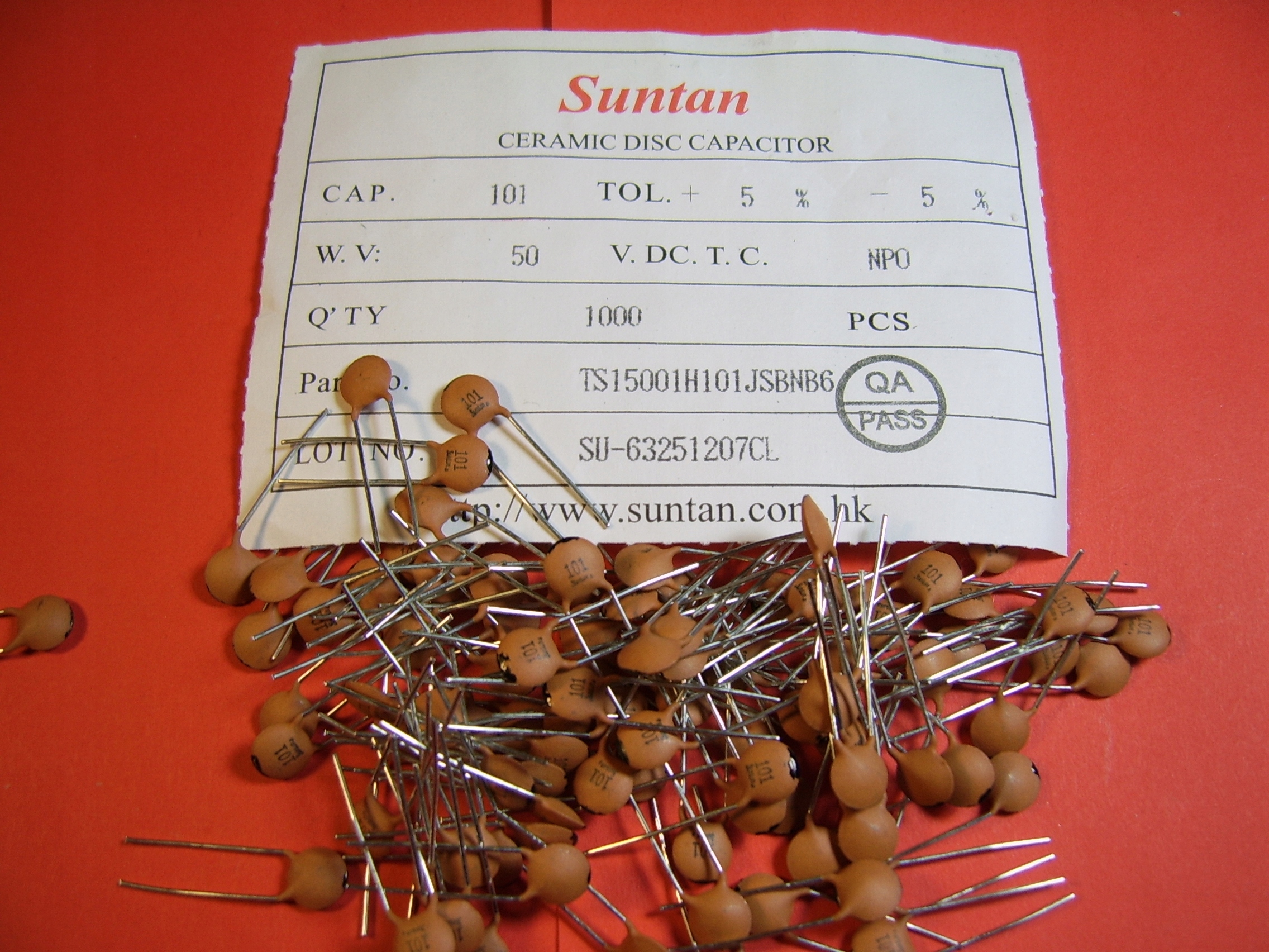 100x 100pF 50V 5% NP0 kond. ceramiczny Tht Suntan