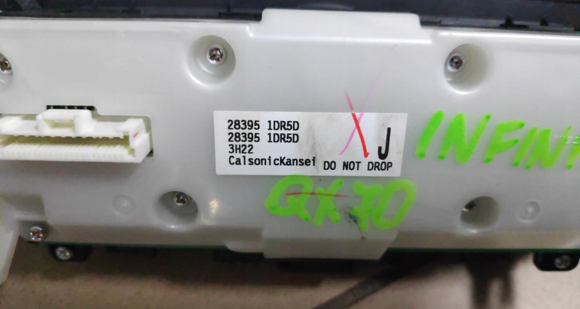 PANEL RADIA KRATKA INFINITI QX70 283951DR5D Typ samochodu Samochody osobowe