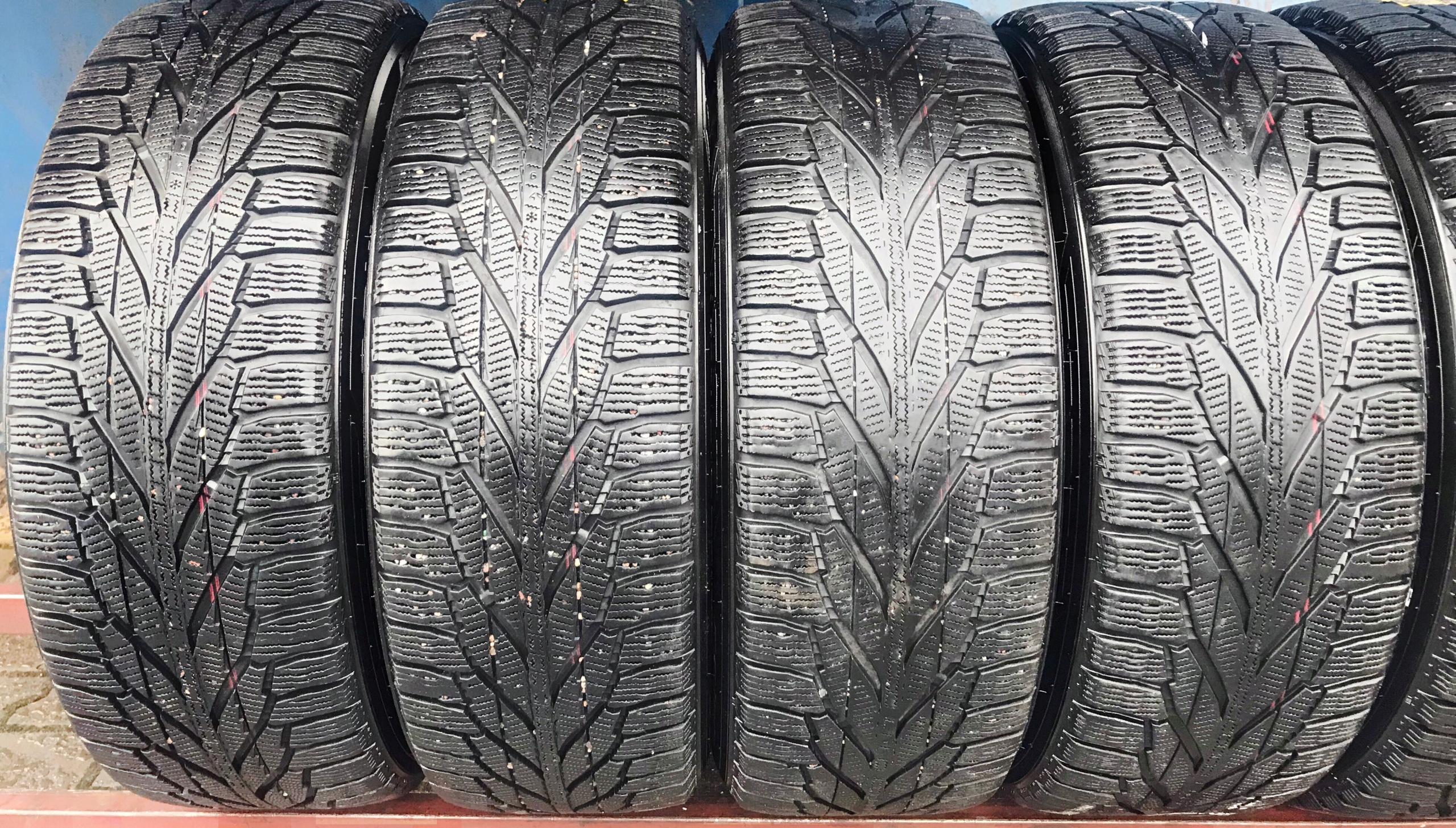 4x 215/65R16 NOKIAN HAKKAPELITTA R2 SUV 102R ZIMA