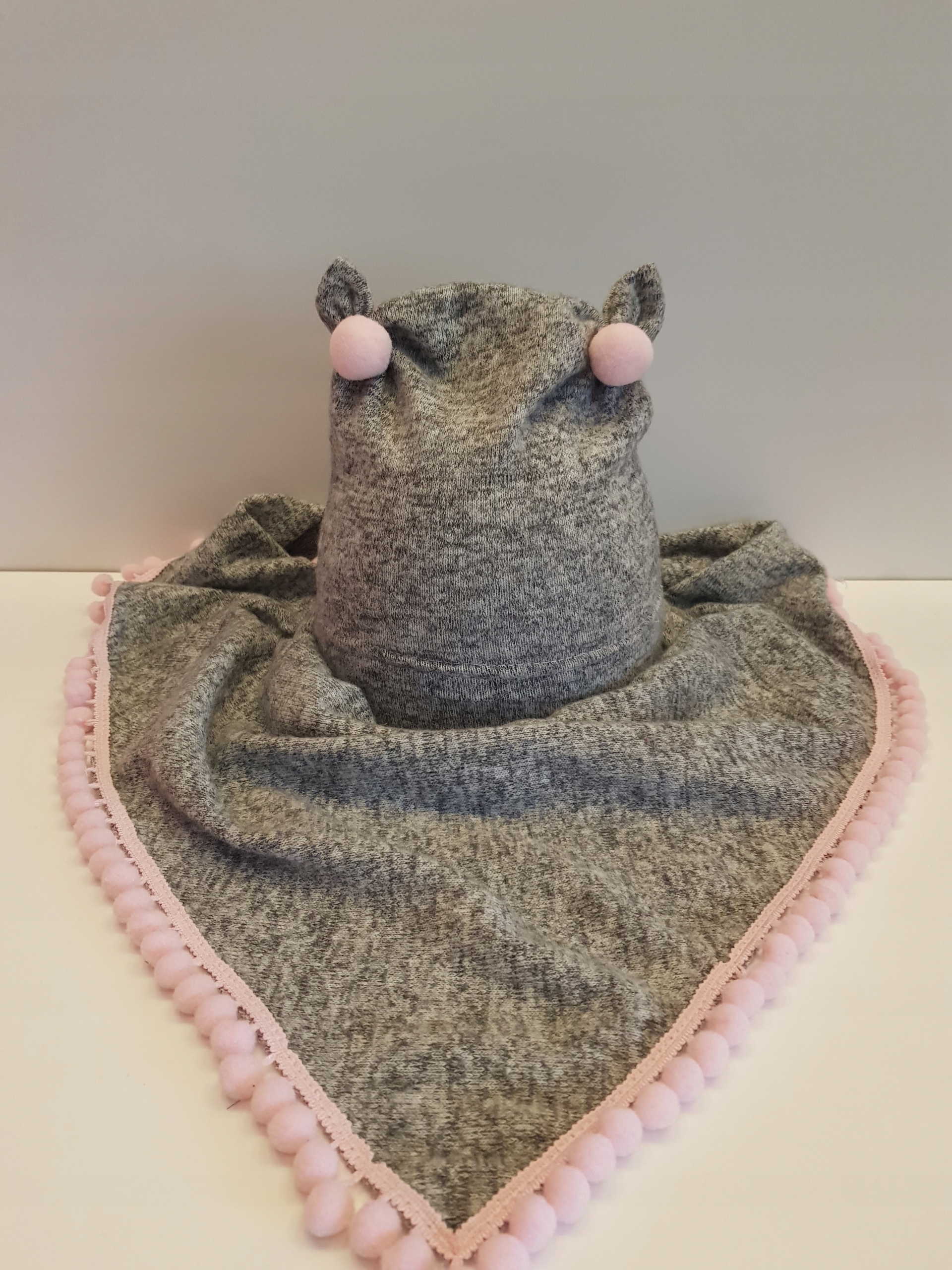 

Komplet Czapka Pomponiki + Chustka 0-18M Producent