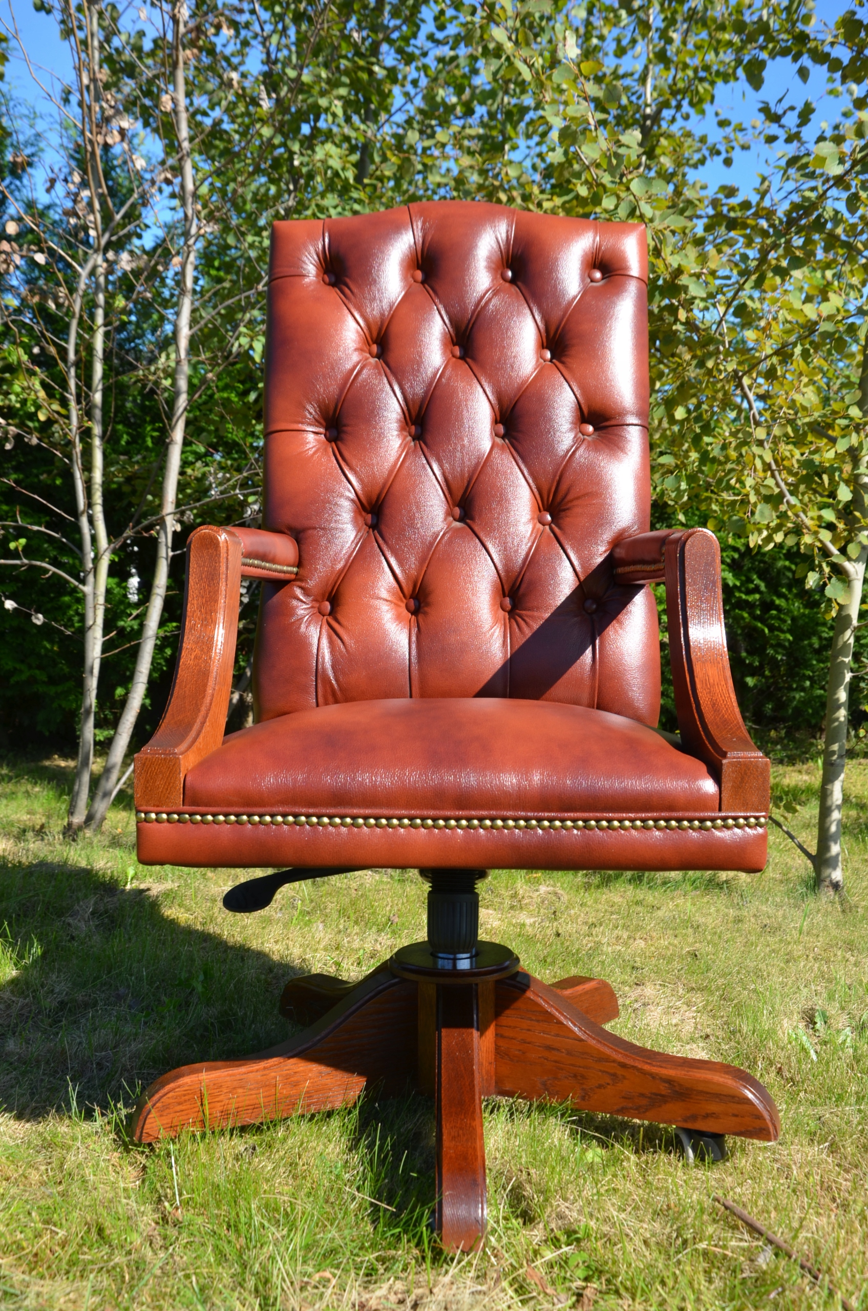 Otočná stolička Chesterfield v hnedej kože