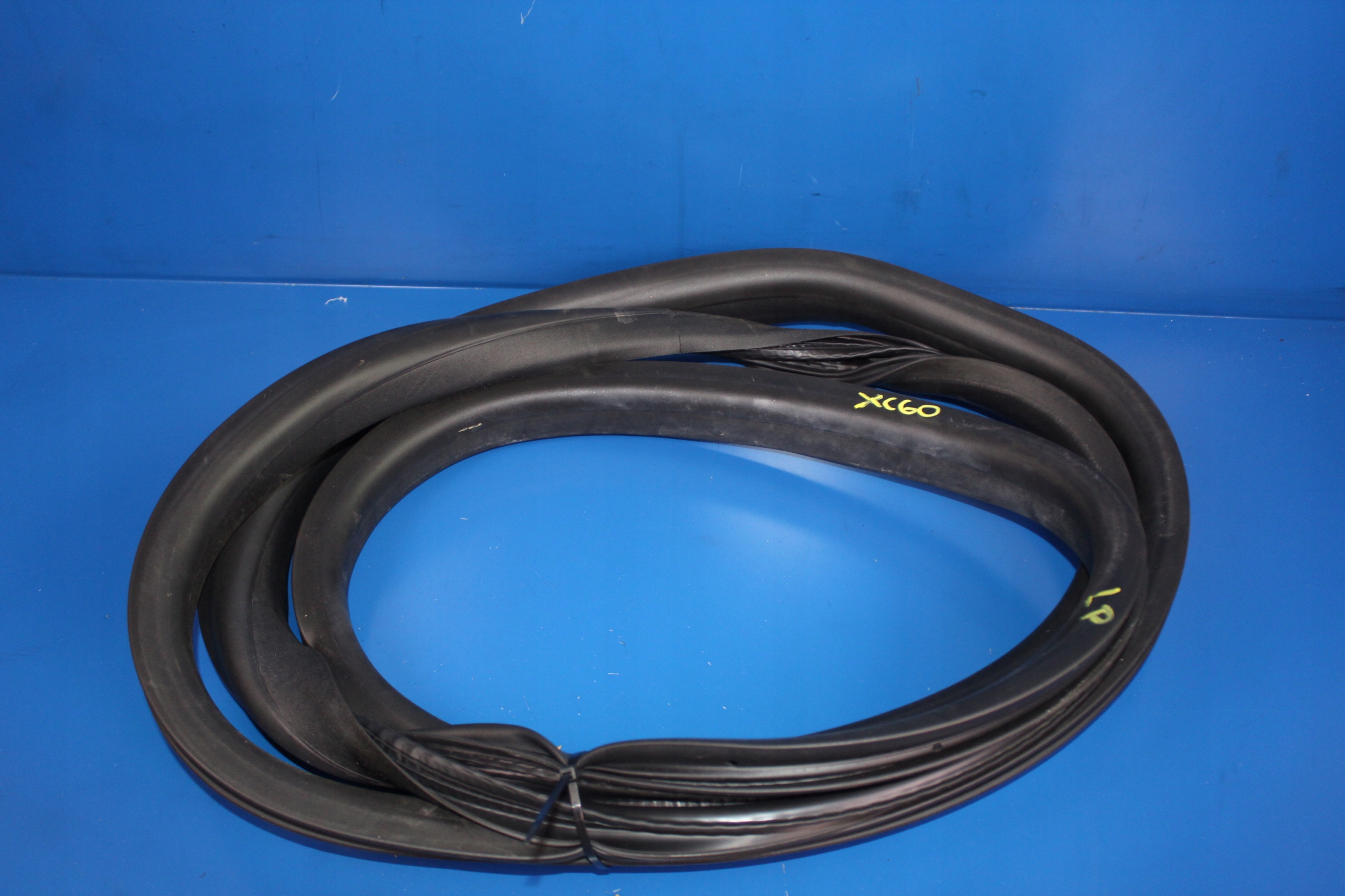 VOLVO XC60 08- USZCZELKA DRZWI LEWY PRZÓD