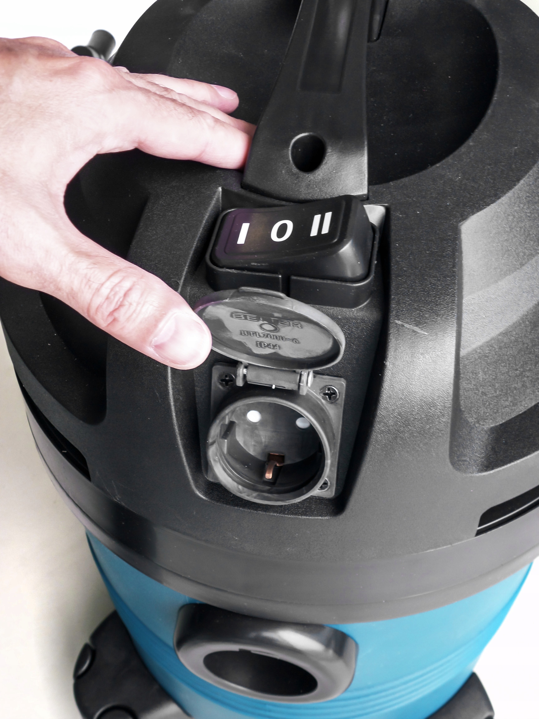 XTline ODKURZACZ PRZEMYSLOWY 1400 W na SUCHO MOKRO Producent code XT102819