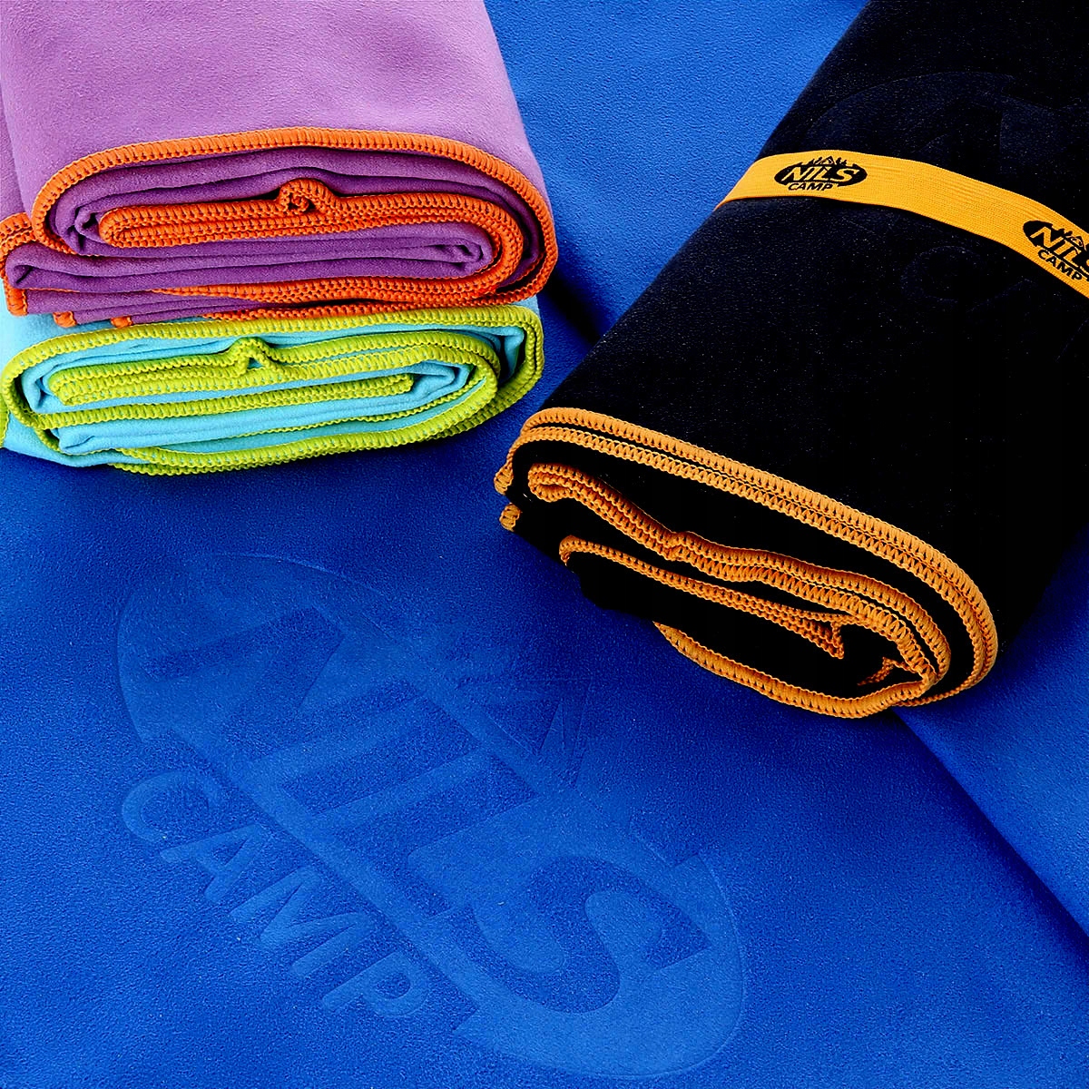 RĘCZNIK Z MIKROFIBRY FIOLETOWY 180x100 cm szybkoschnący Kolor dominujący róże i fiolety