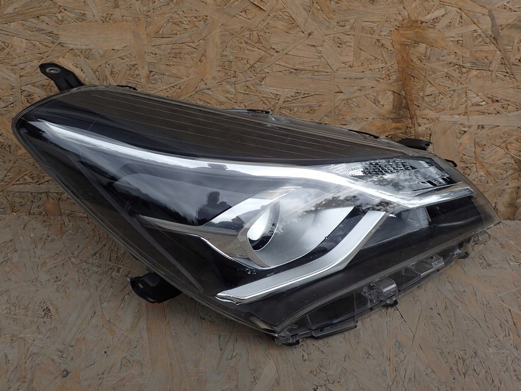 light right REFLEKTOR right TOYOTA YARIS 4 IV 17