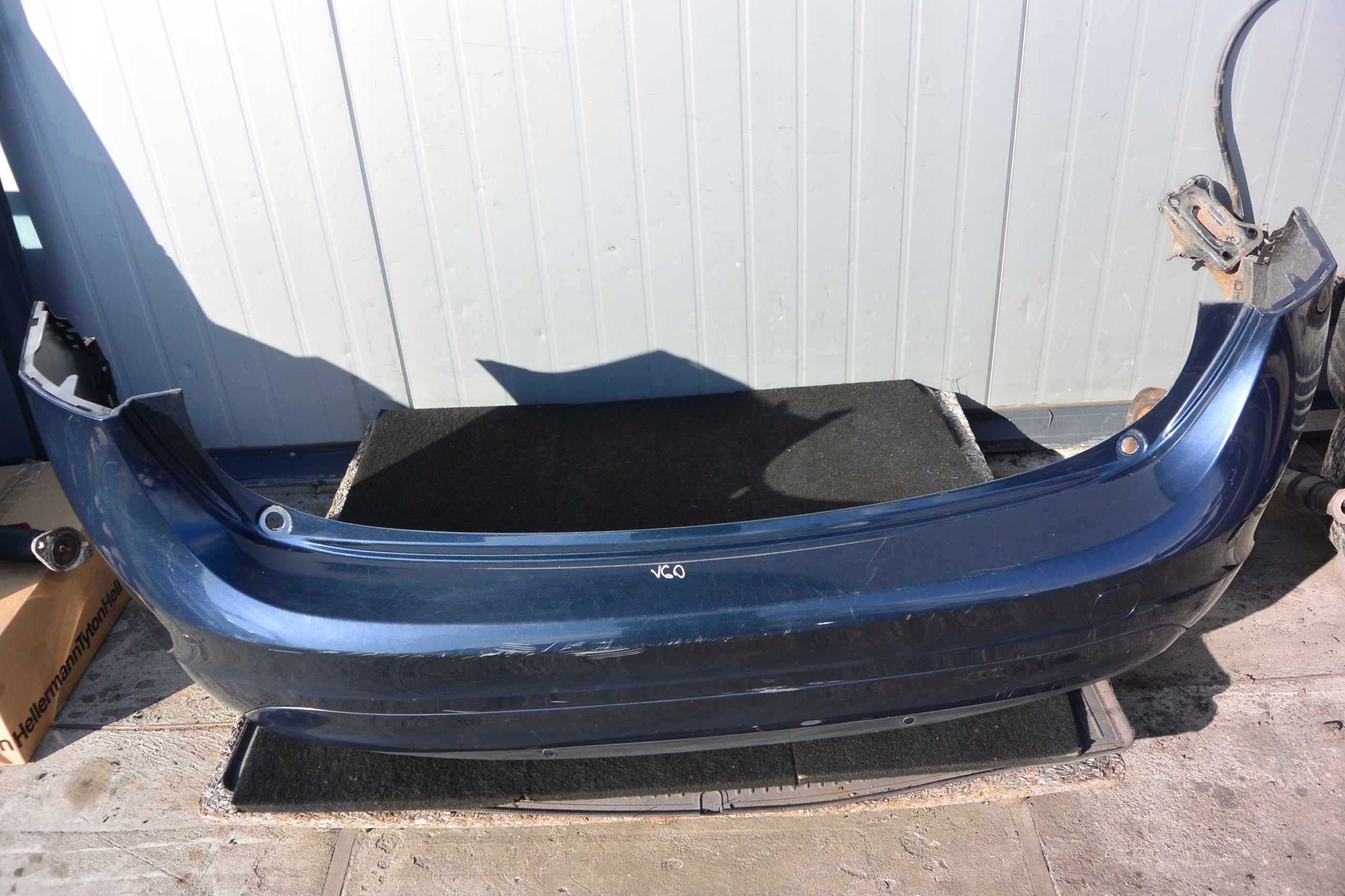 ZDERZAK TYŁ 498 CASPIAN BLUE PDC VOLVO V60 II LIFT