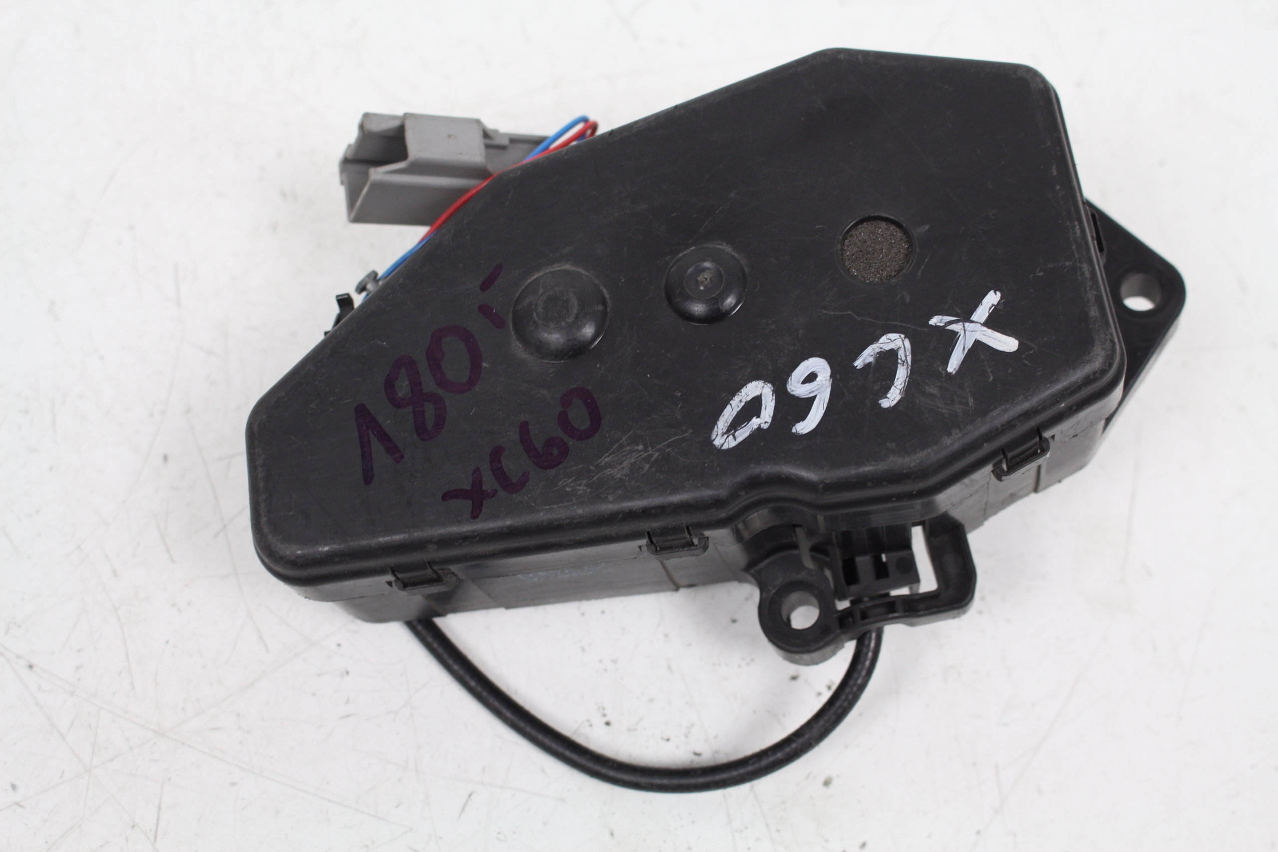 DOCIĄG KLAPY VOLVO XC60