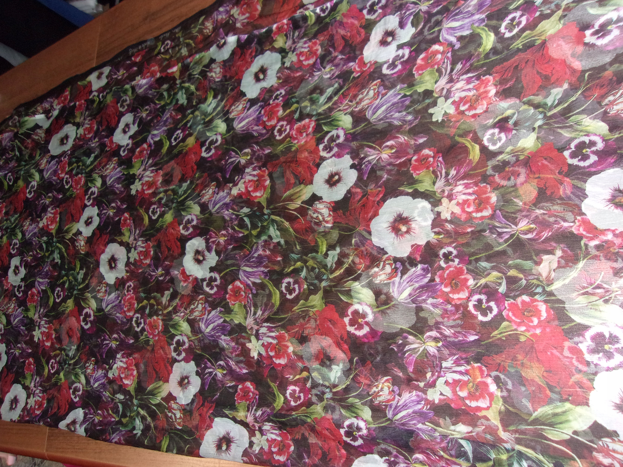 černý hedvábný lehce krejčovský květinový šifon