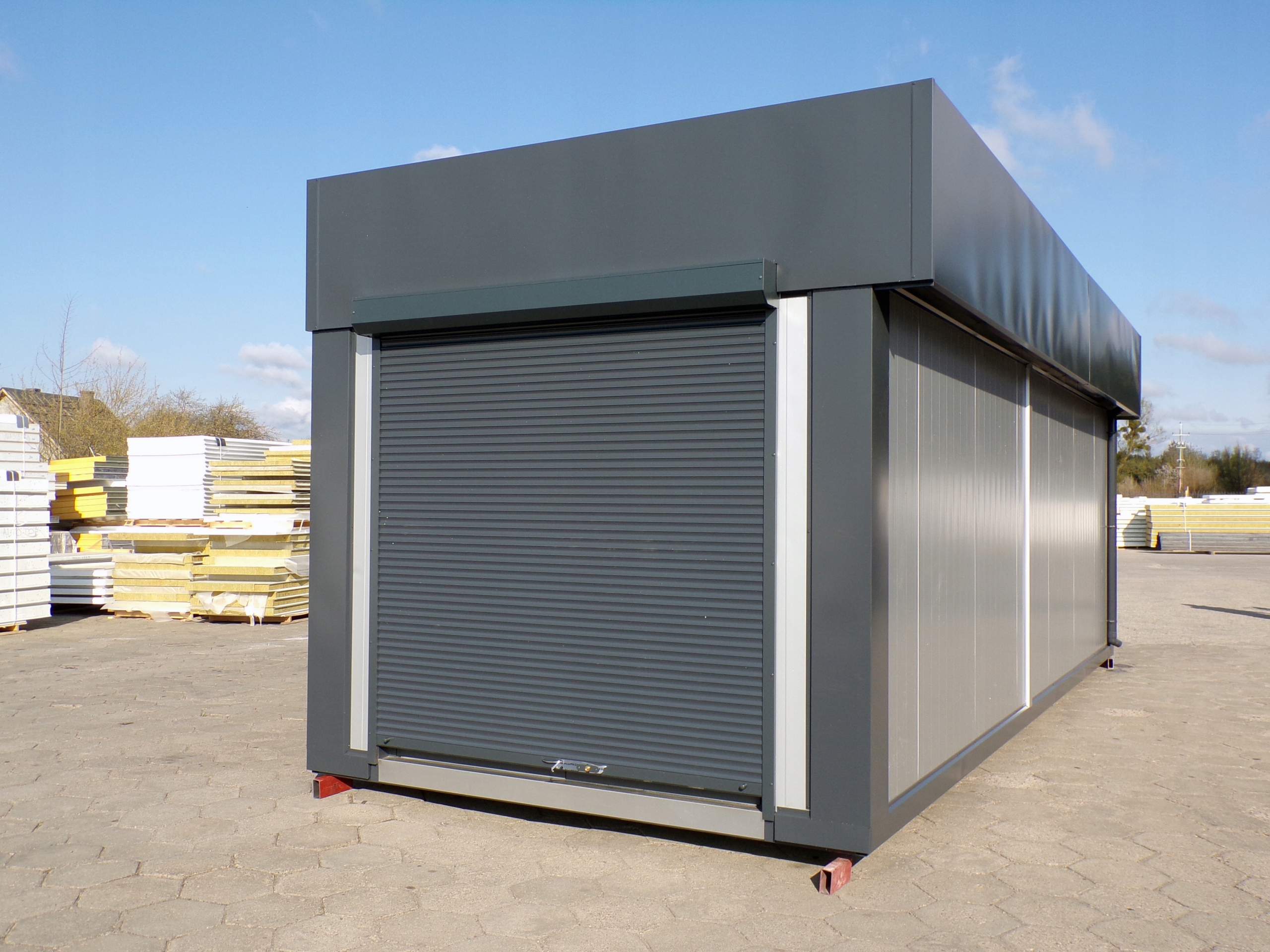 Pawilon handlowy z roletami zewnętrznymi REMO Rodzaj handlowy