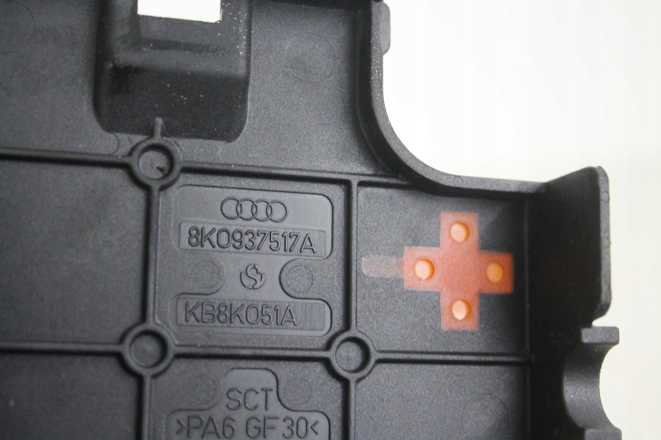 ROZDZIELACZ PRĄDU KLEMA PLUSOWA 8K0937517A A4 B8 Producent części Audi OE