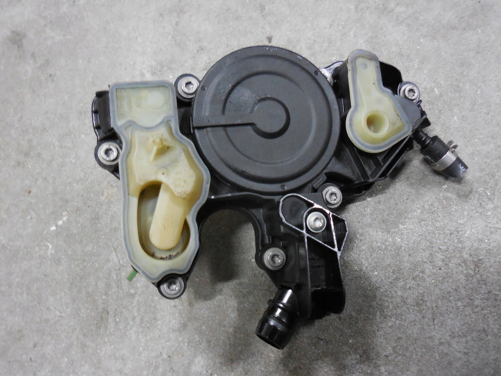 AUDI VW МАСЛЯНЫЙ СЕПАРАТОР 06K103495C