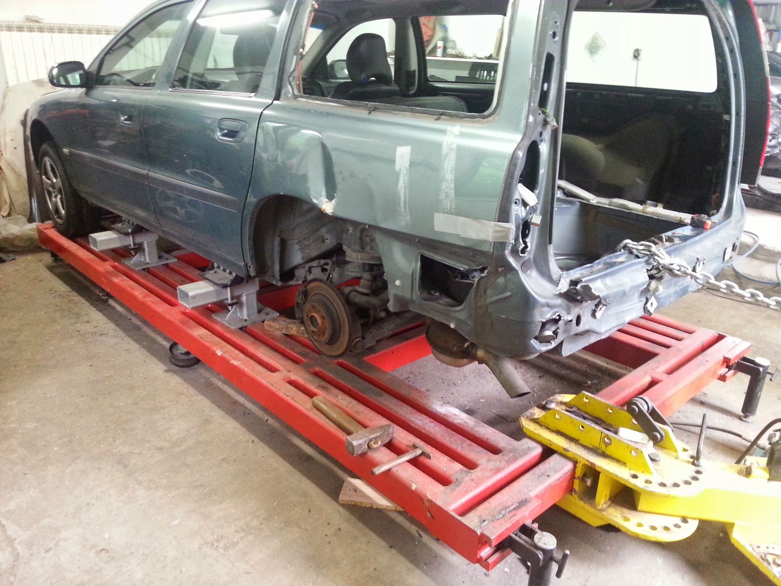 Металлическая рама для ремонта поврежденных автомобилей