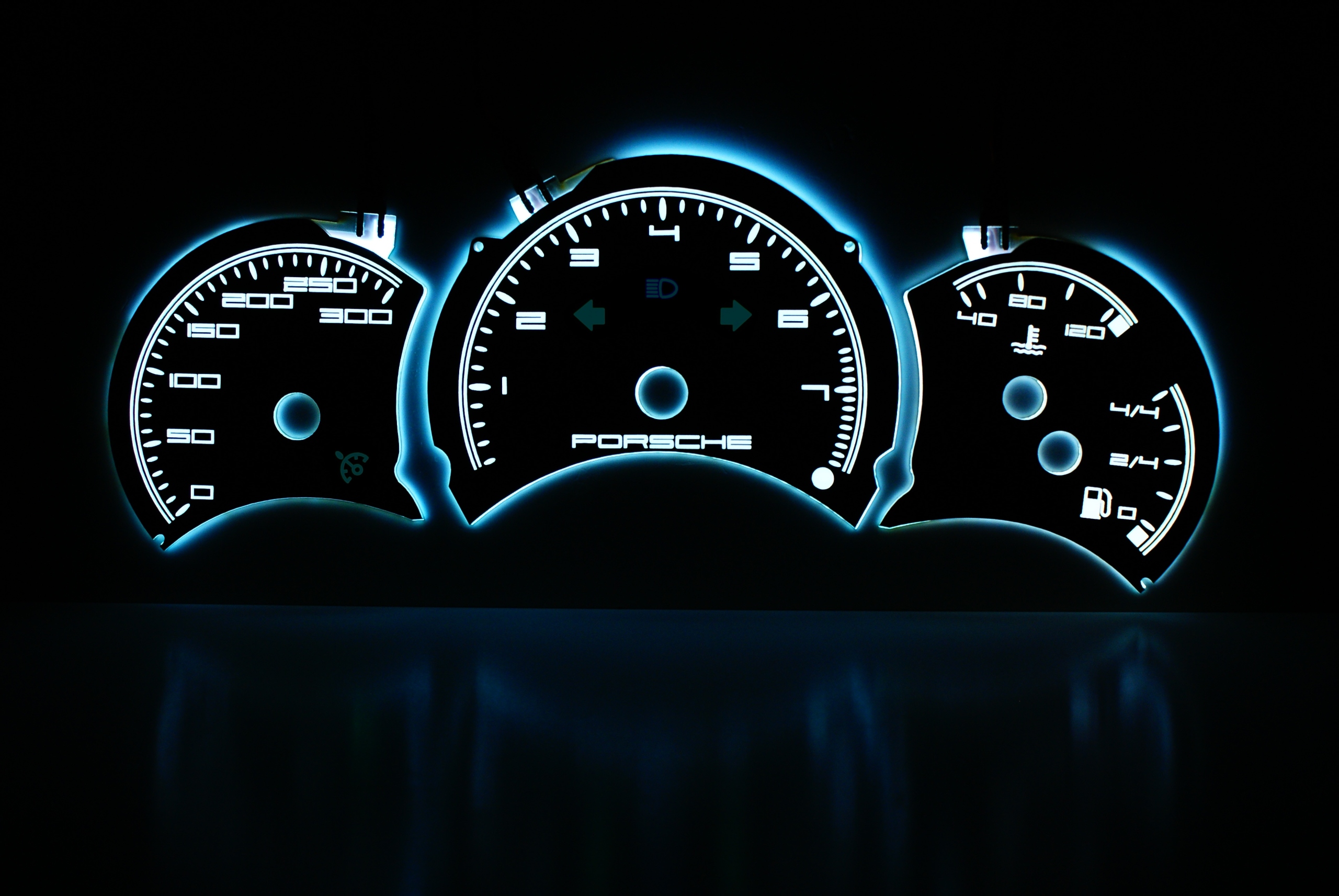 тахометр спидометр одометр это в машине. приборная панель lancia delta 2008. спидометр фольксваген. приборка иномарки. панель со спидометром.