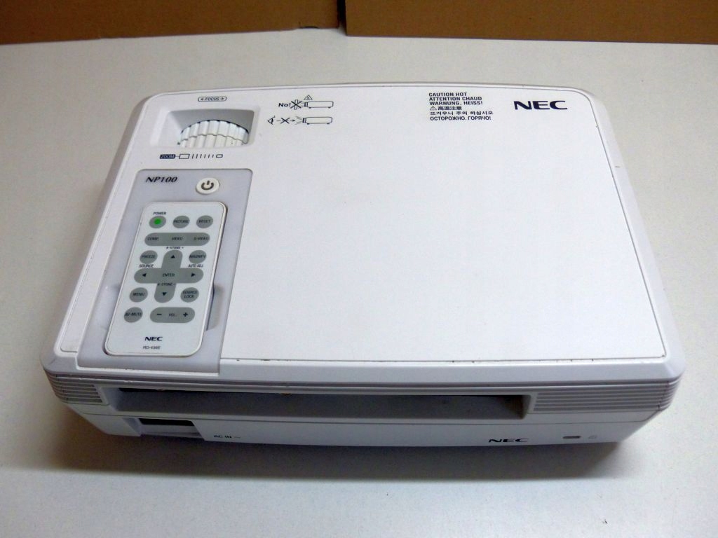 PROJEKTOR RZUTNIK NEC NP100 DLP 2000 ANSI PILOT Model NP100