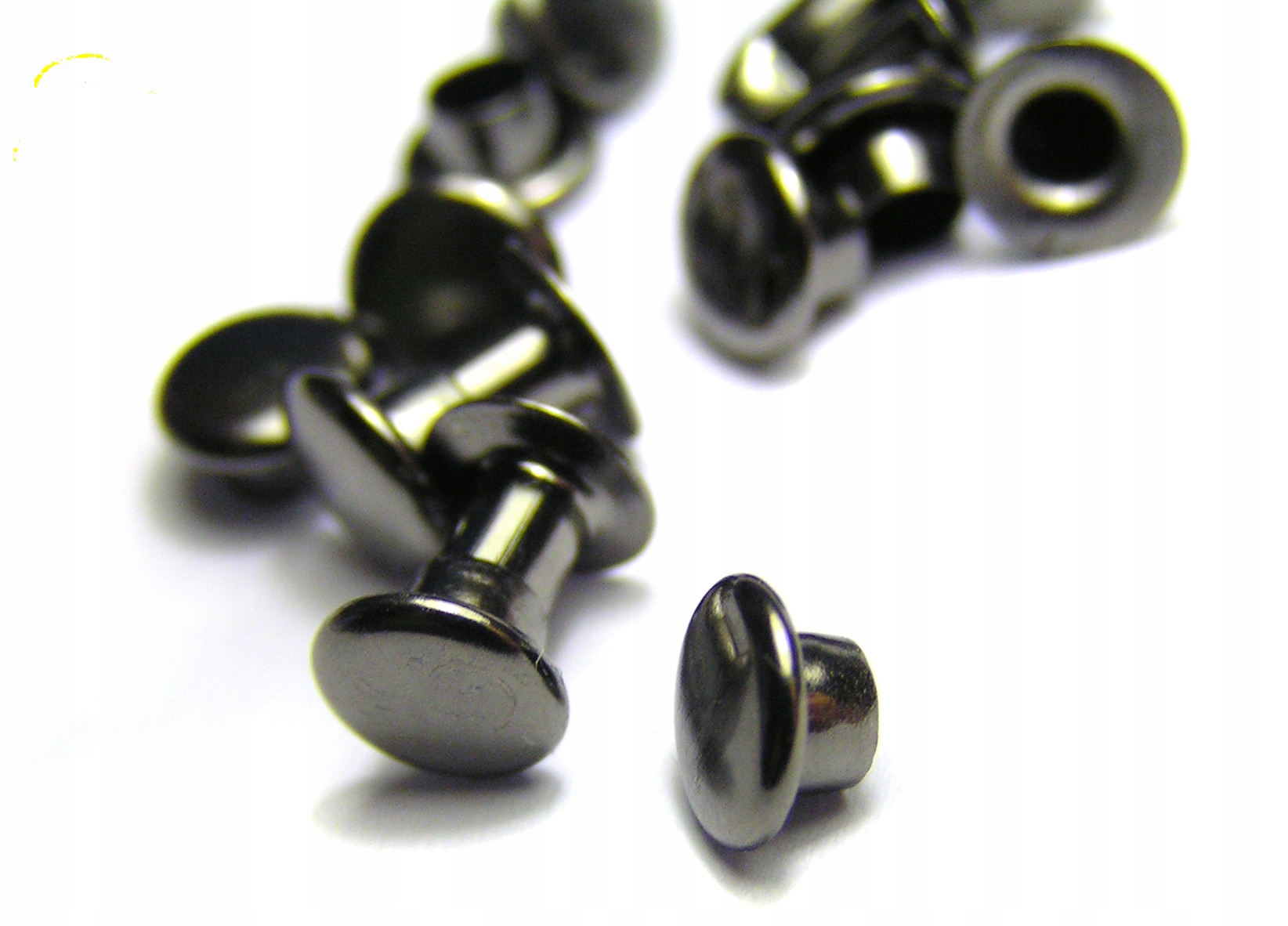 

Nit Nity kaletnicze 6 mm Czarne 100szt 2 Stronne