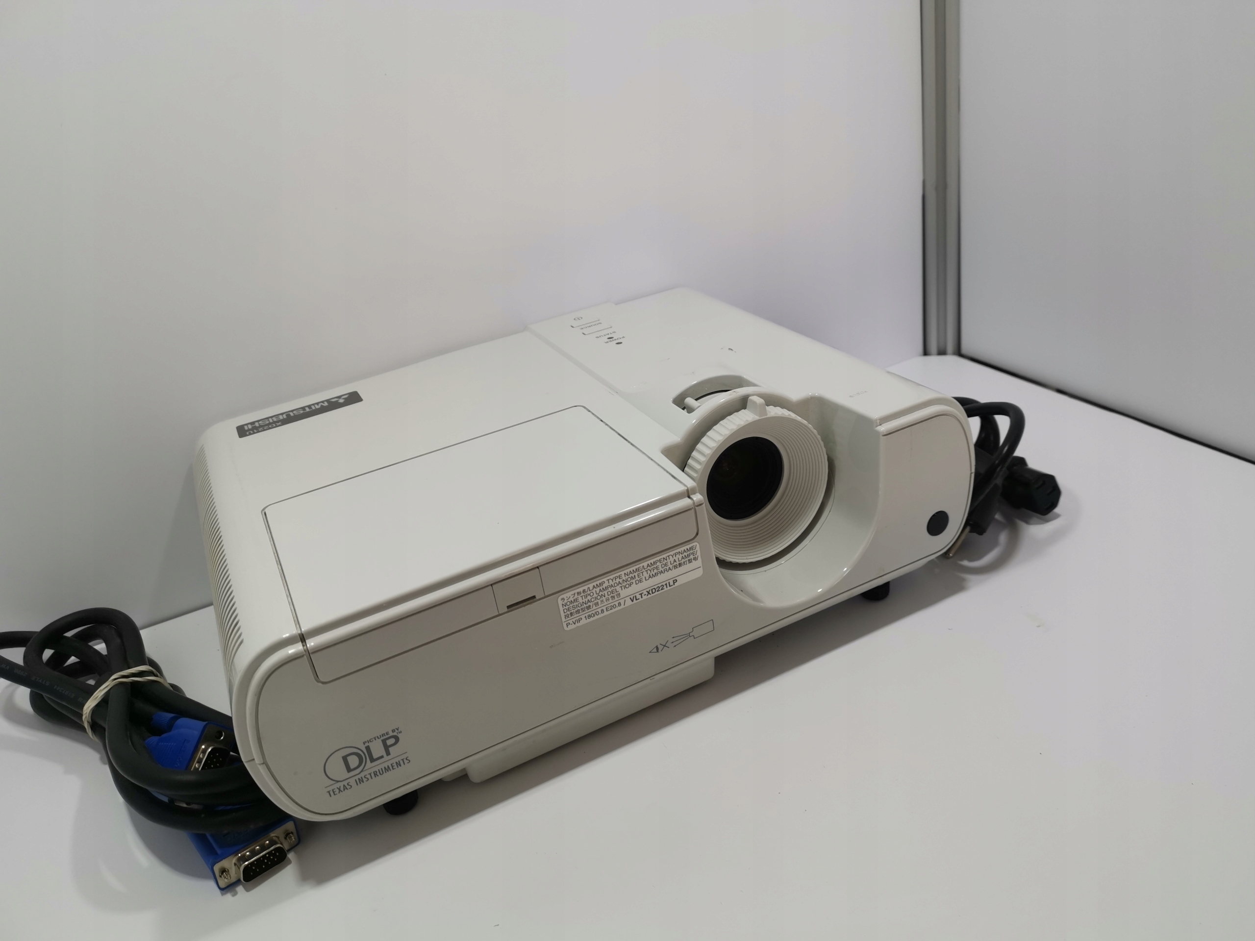PROJEKTOR RZUTNIK MITSUBISHI XD221U hdmi 2300lm Kontrast (x:1) 2000