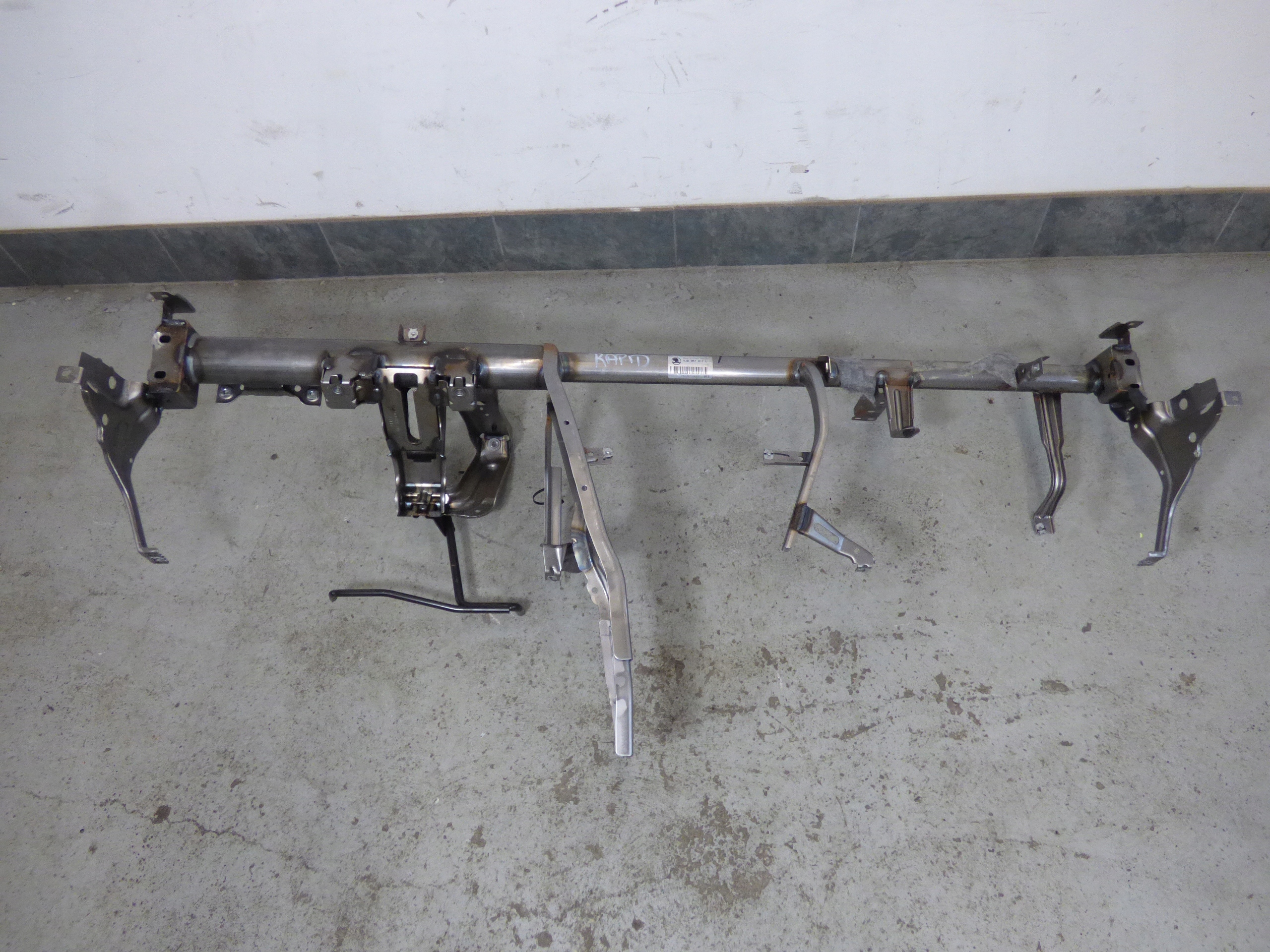 Belka stelaz pod deske 5JB857017L SKODA RAPID