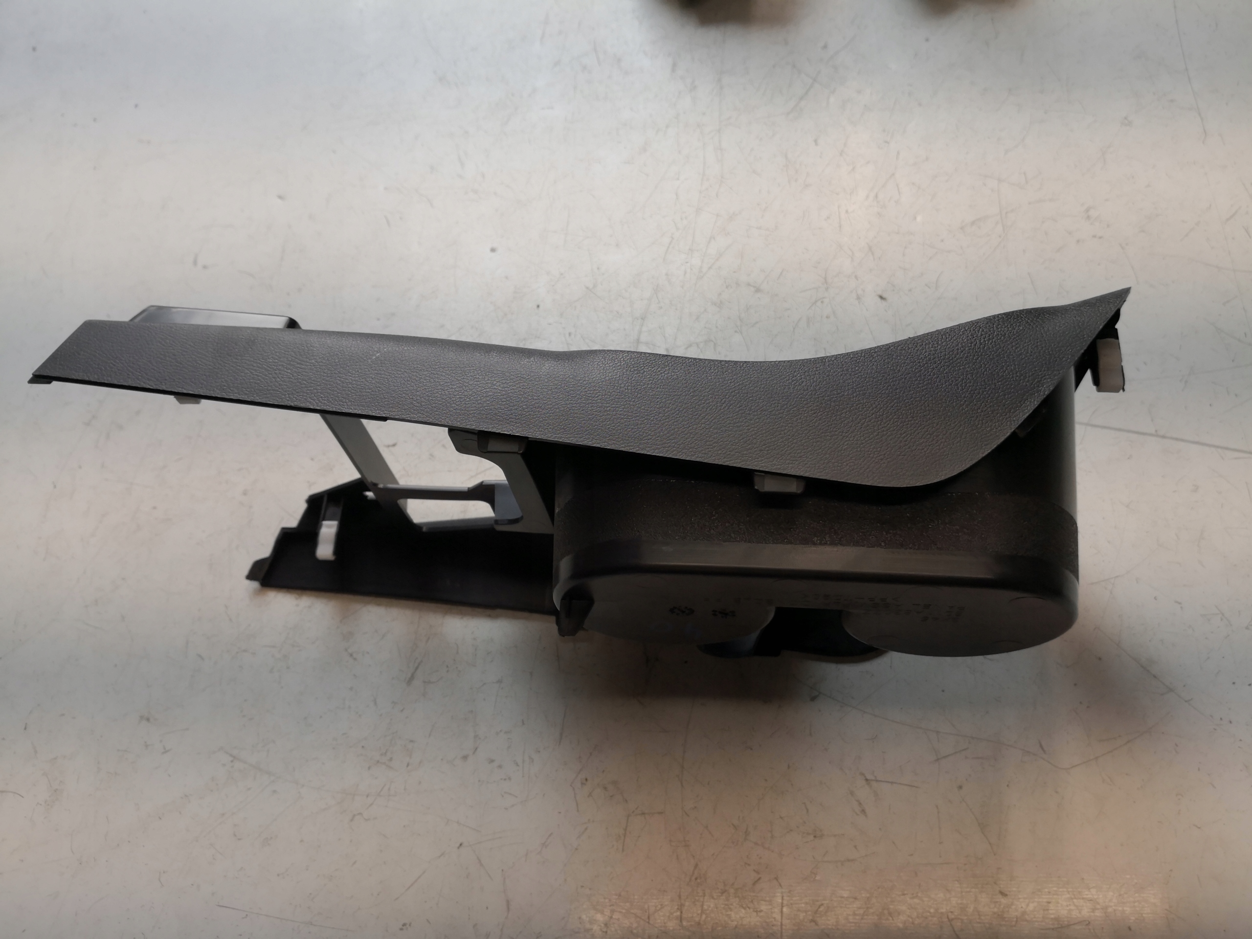 PEUGEOT 4008 TUNEL ŚRODKOWY UCHWYT NA KUBKI Producent części Peugeot OE