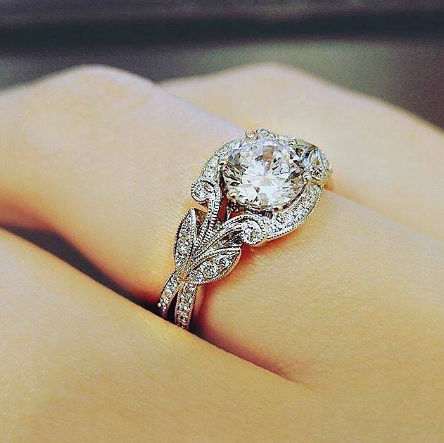 

Elegancki pierścionek z kryształem,ciekawy kształt