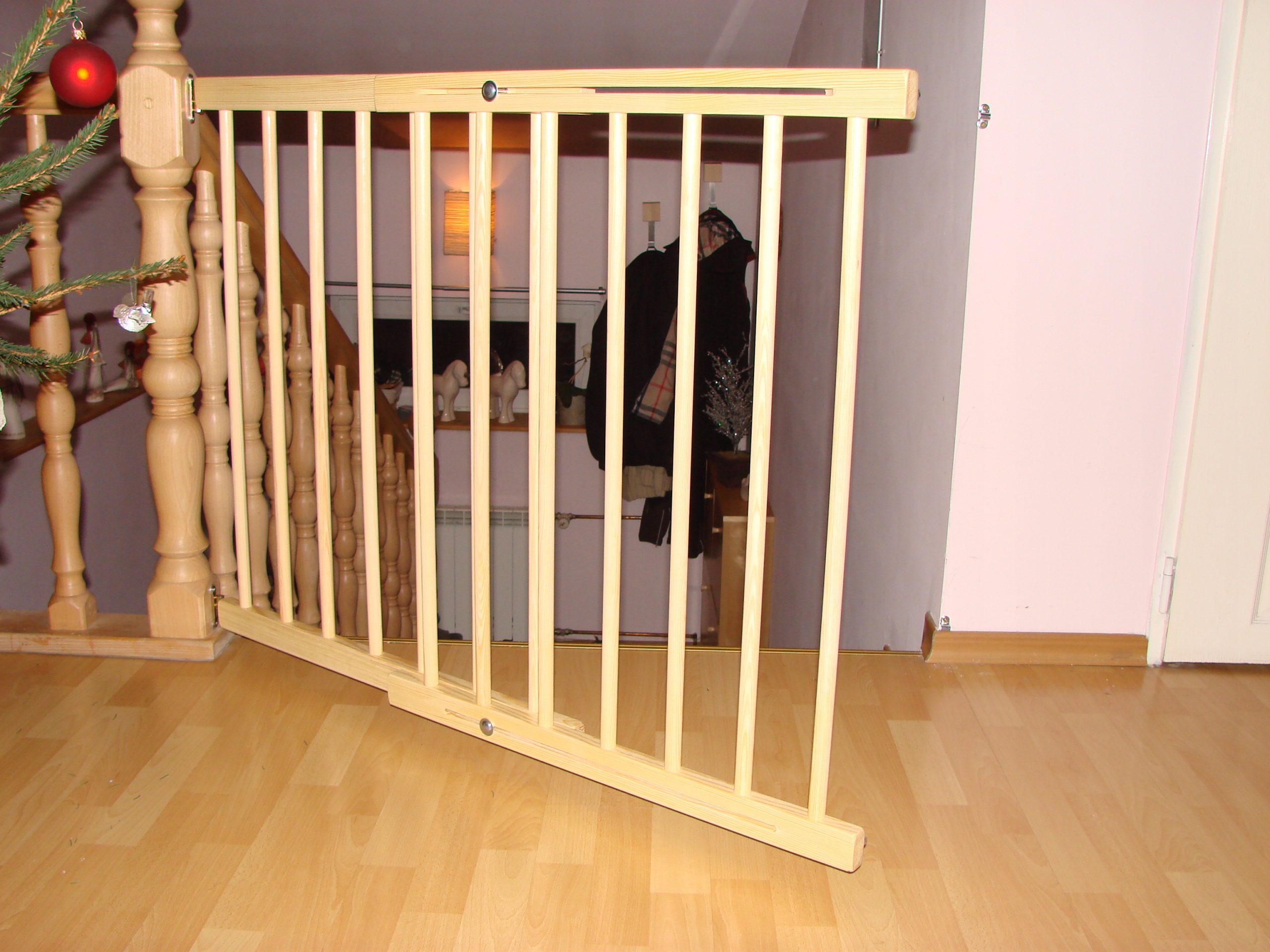 BRAMKA ZABEZPIECZAJĄCA NA DRZWI SCHODY BARIERKA OCHRONNA 72-122cm Wys. 68cm Wysokość produktu 68 cm