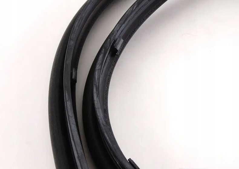 Уплотнительная резинка бмв е39. Bmw e60 уплотнитель двери. Уплотнитель двери бмв е34. Уплотнительная резинка бмв е39. Резинка бампера bmw e34.