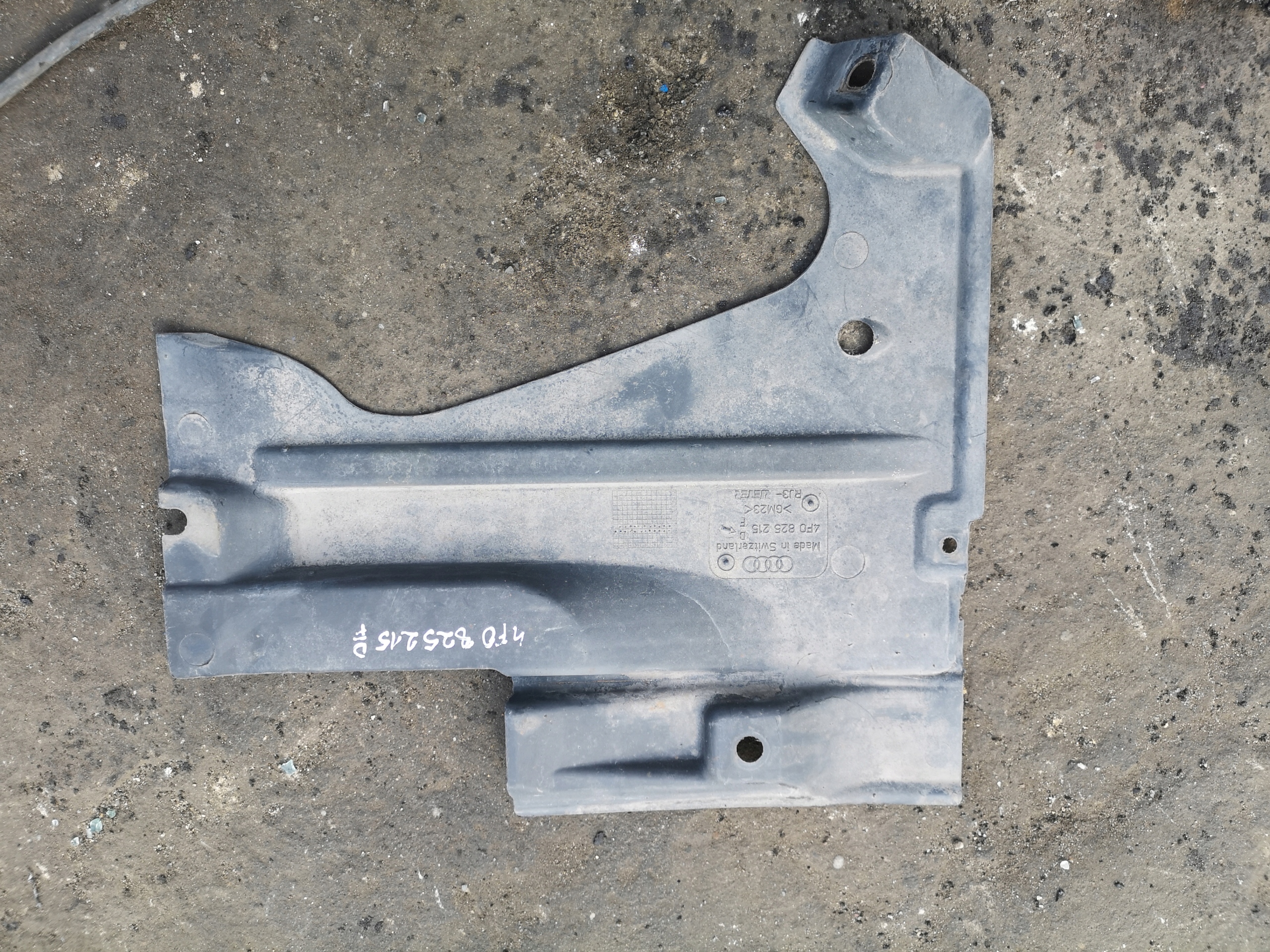 OSŁONA PODWOZIA AUDI A6 C6 LEWA 4F0825215D