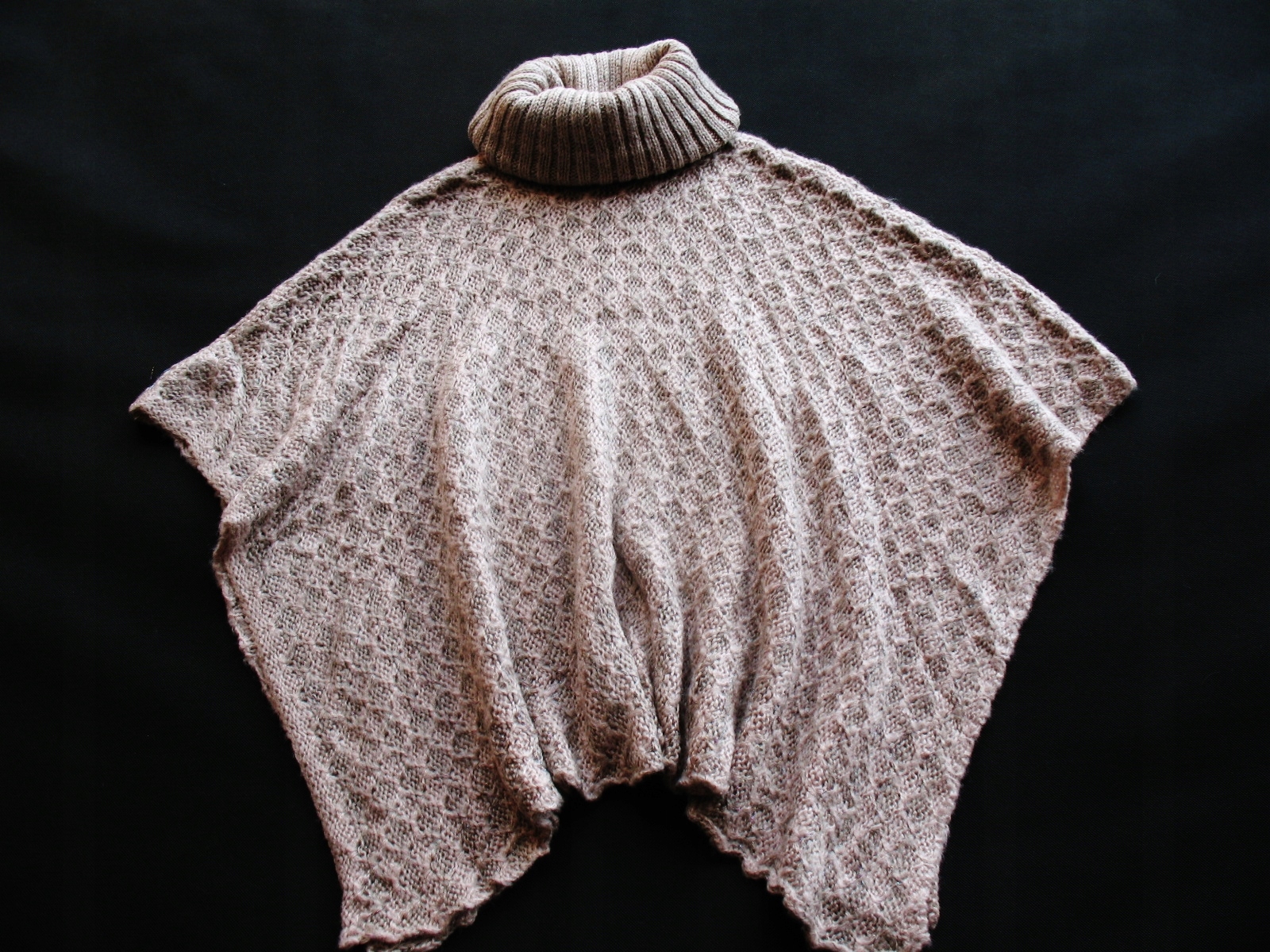 UNIWERSALNE PONCZO Z KOMINEM