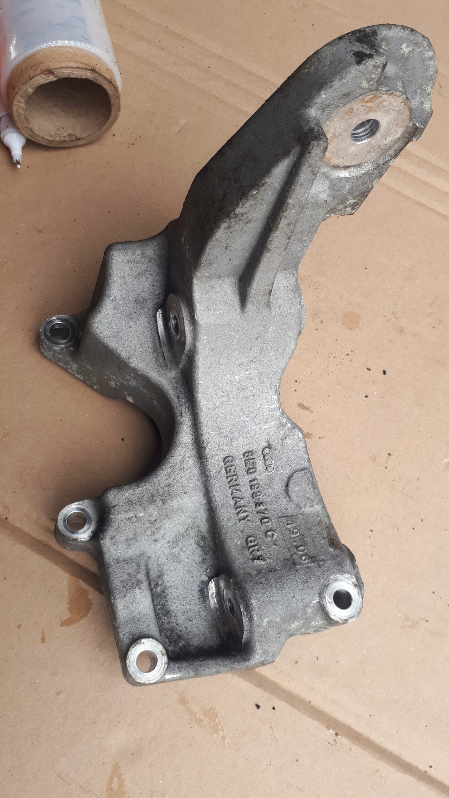 8E0199370C - RS4 B7 S4 4.2 V8 лапа крепление опора двигателя